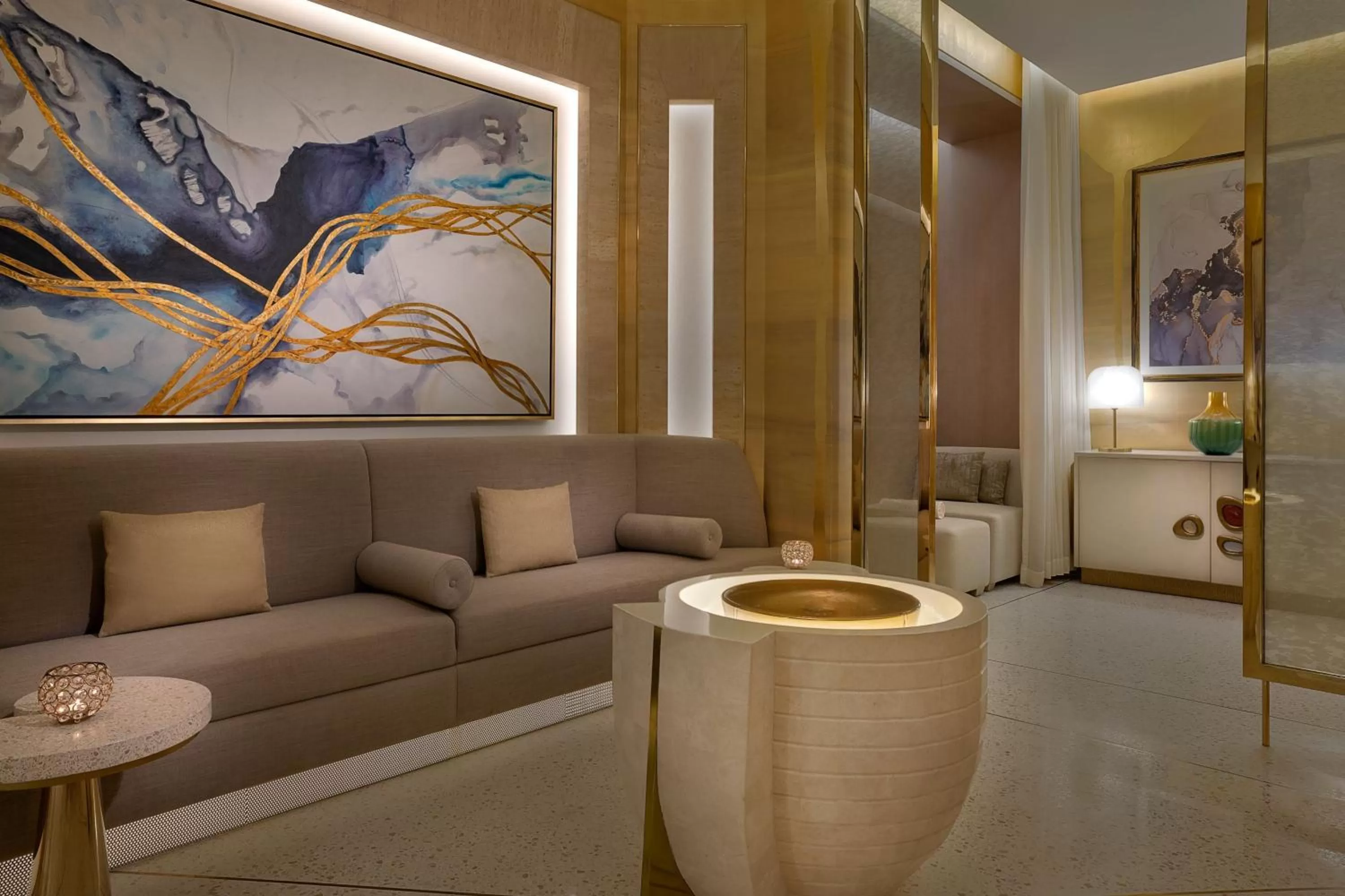 Lounge or bar in The St. Regis Dubai, The Palm