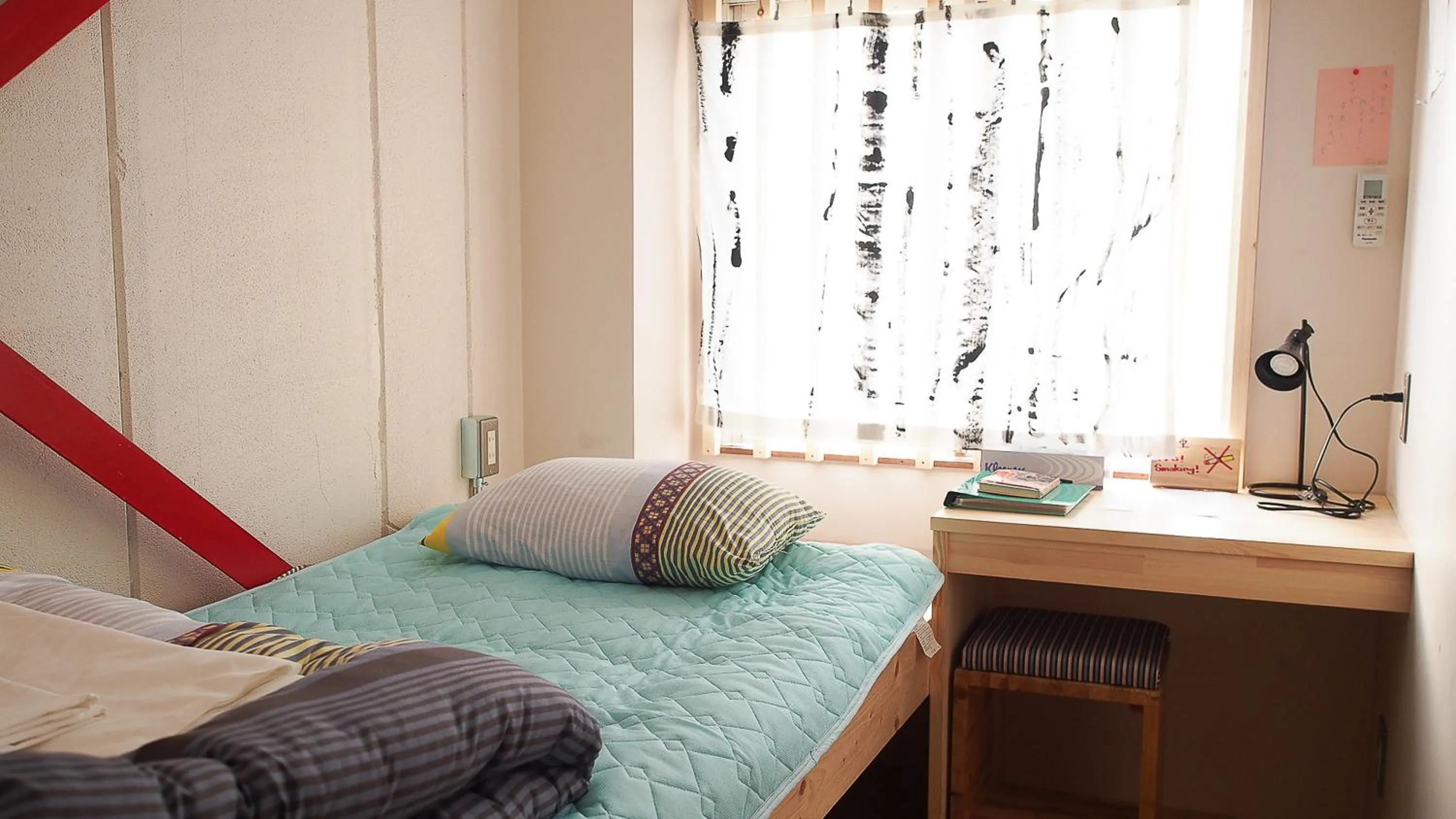 Bed in Kamagasaki University of the Arts Cafe Garden Guest House aka Cocoroom