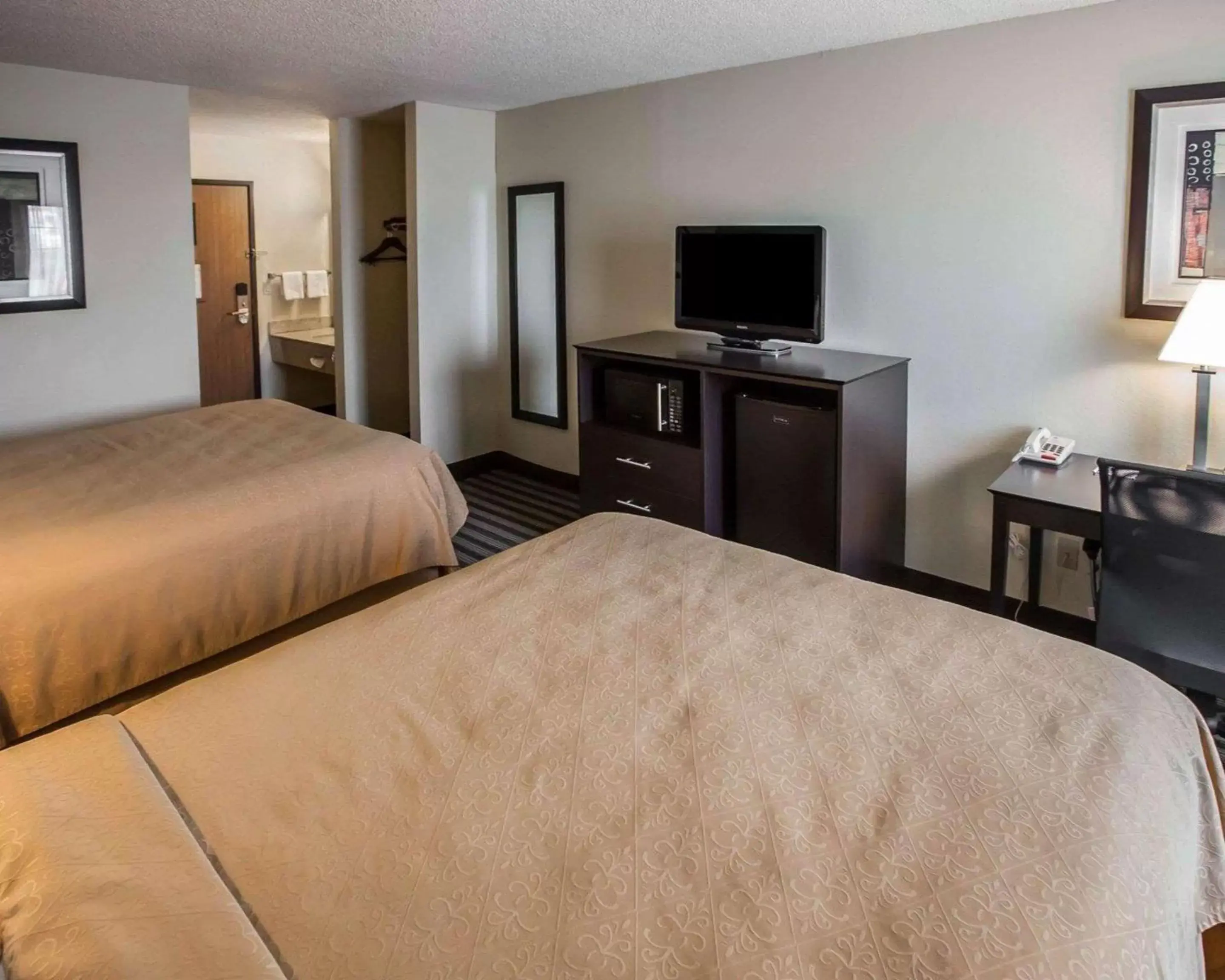 Photo of the whole room, Bed in Quality Inn Chesterton near Indiana Dunes National Park I-94