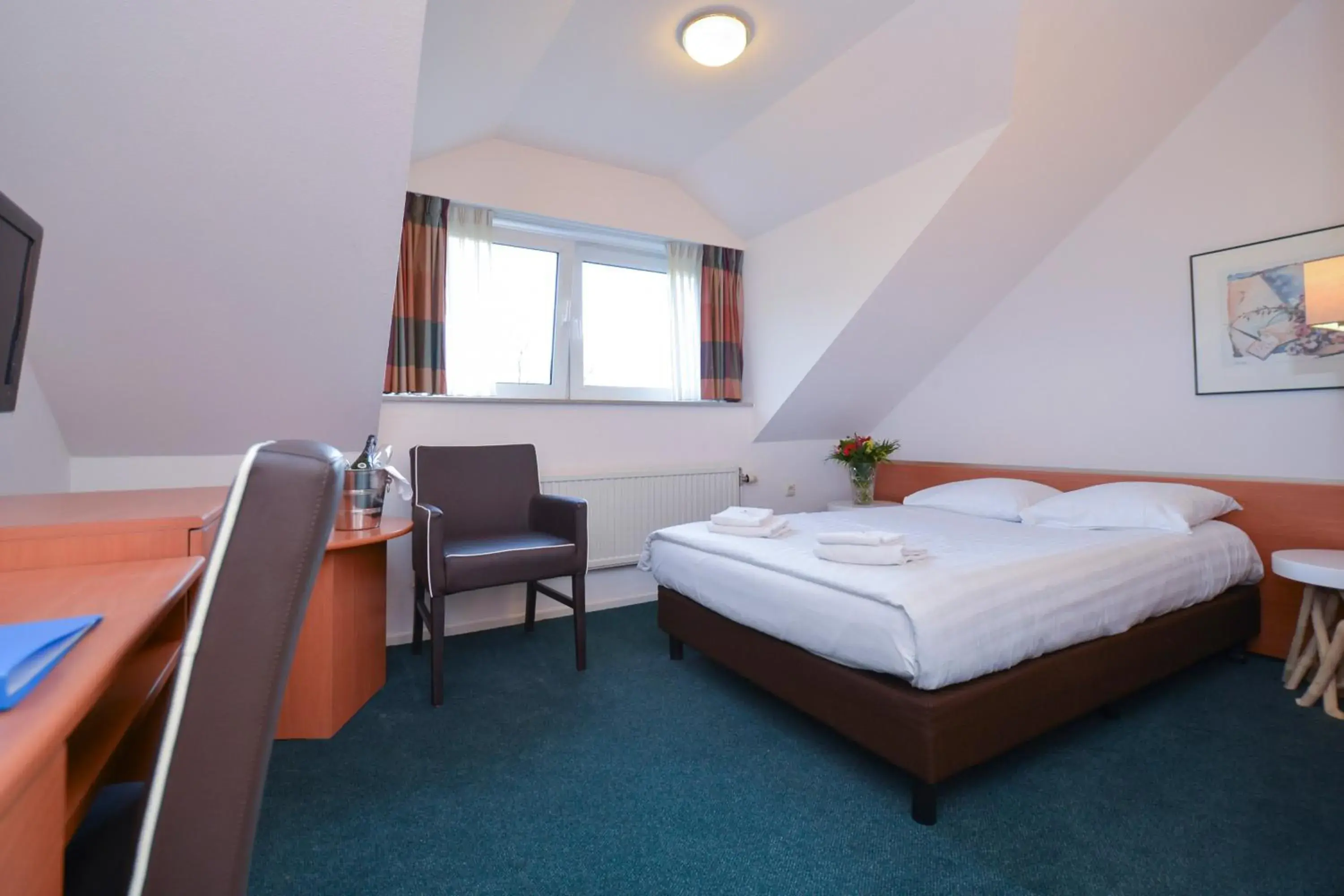 Photo of the whole room, Bed in Fletcher Landhotel Bosrijk Roermond