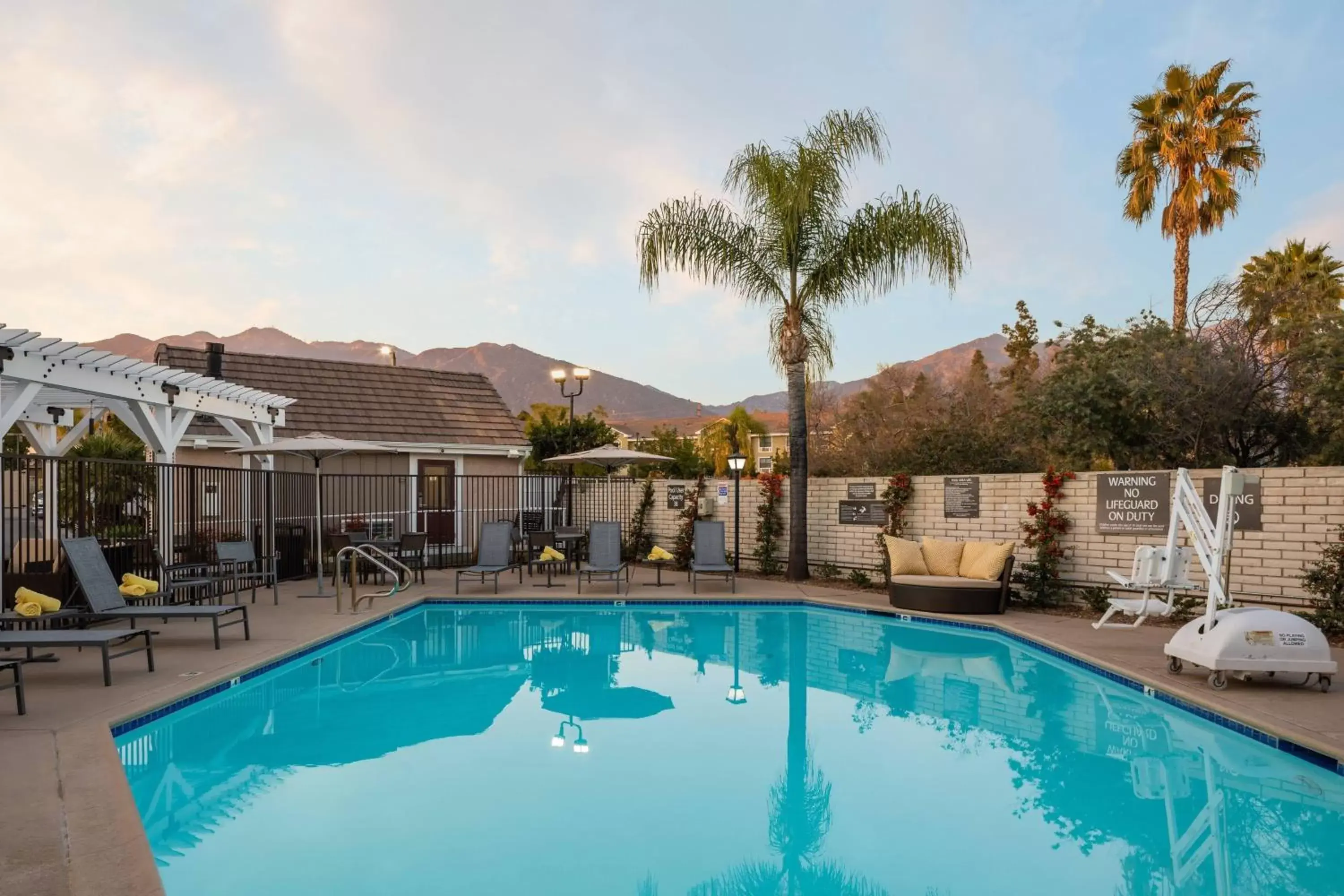 Swimming Pool in Residence Inn Pasadena Arcadia