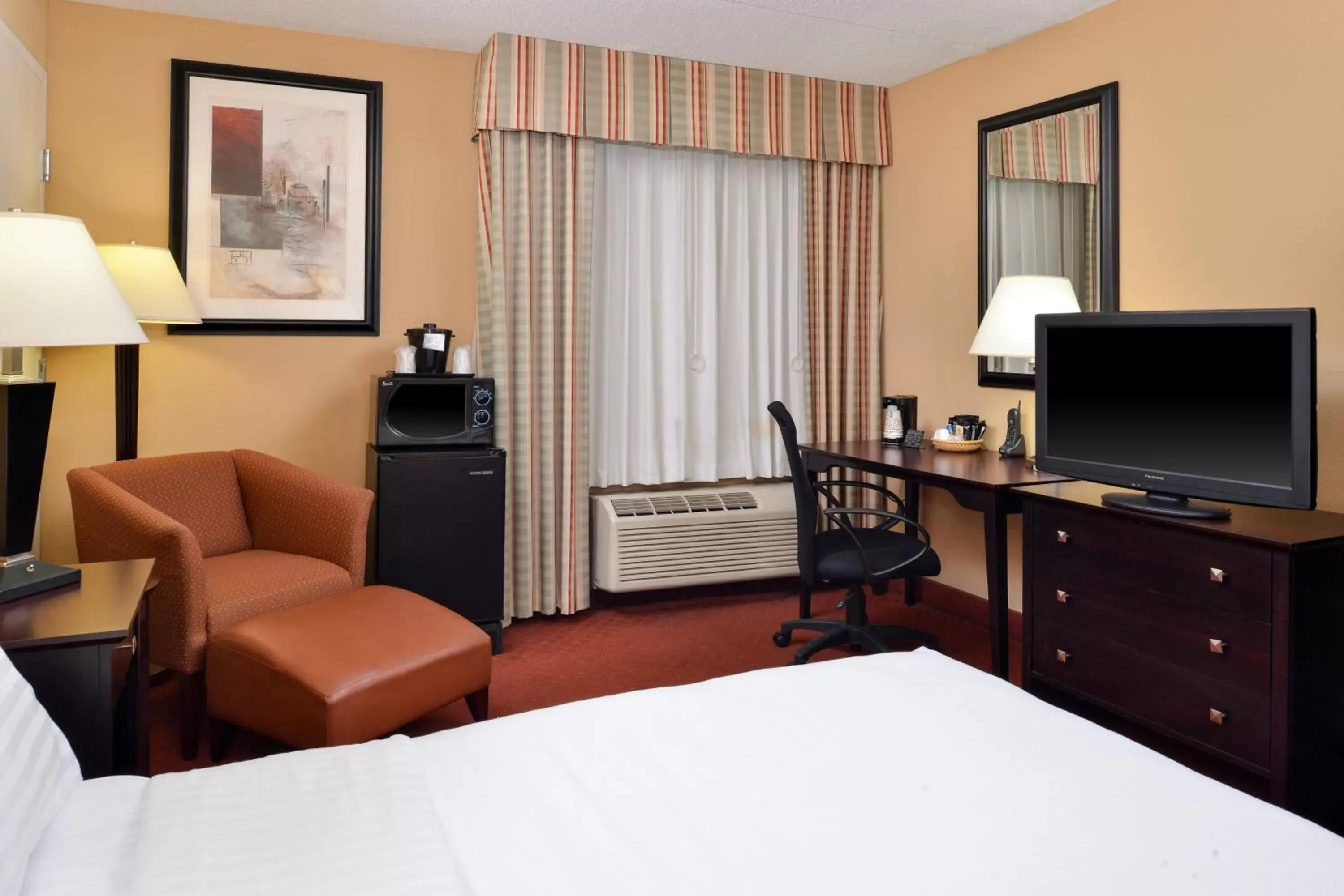 Bed, TV/Entertainment Center in Holiday Inn Martinsburg, an IHG Hotel