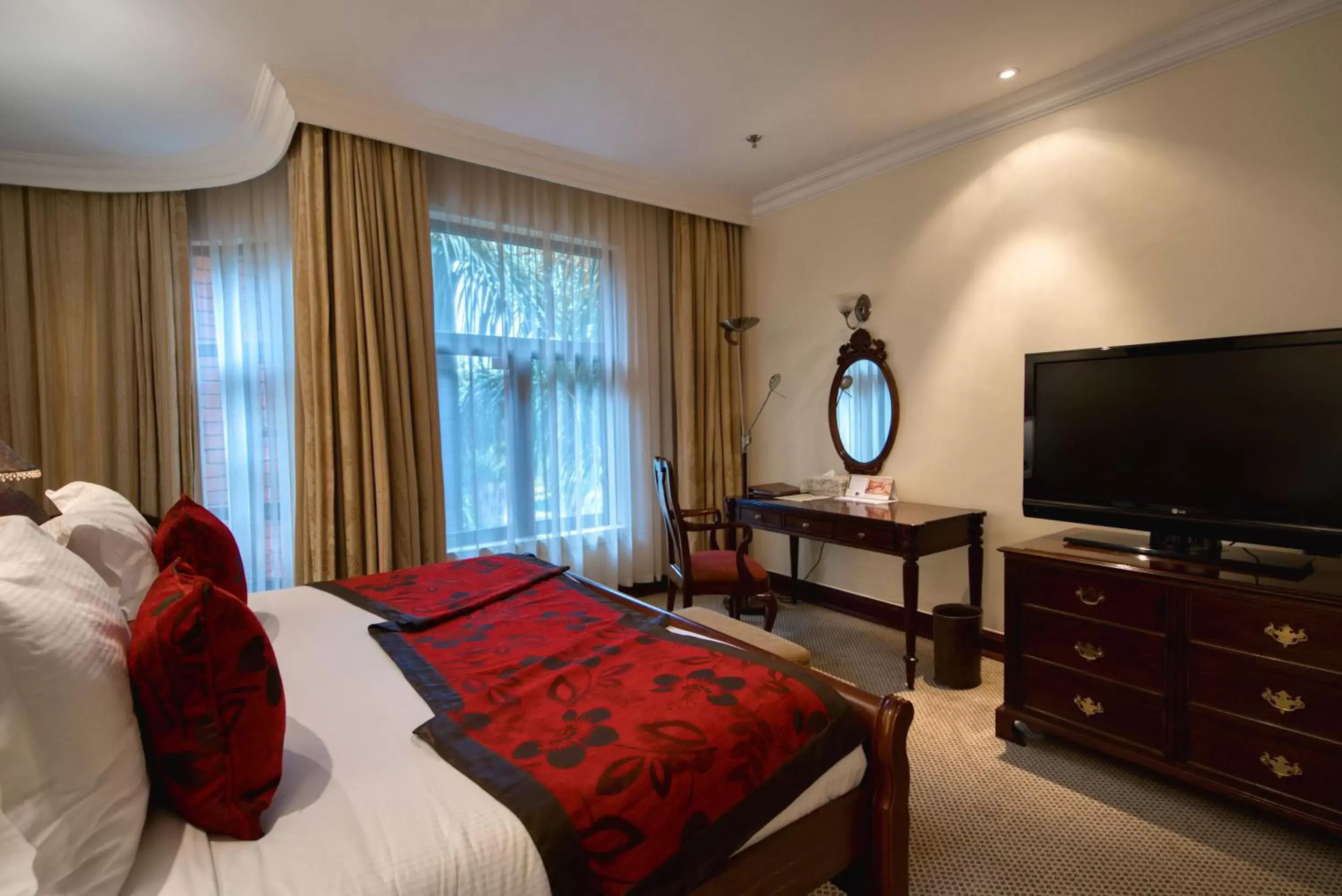 Bed, TV/Entertainment Center in Kibo Palace Hotel Arusha