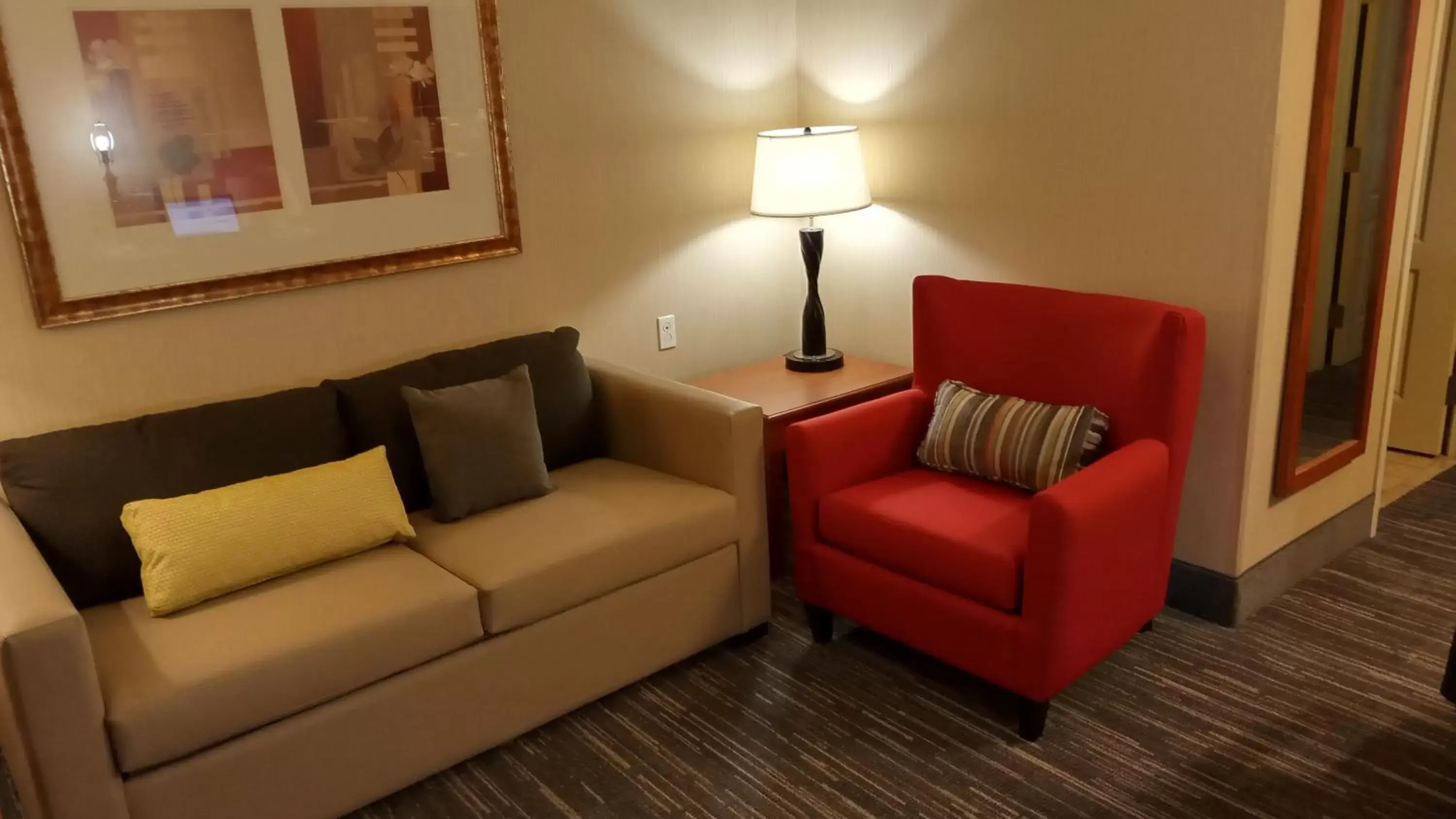 Living room in Country Inn & Suites by Radisson, Toledo South, OH