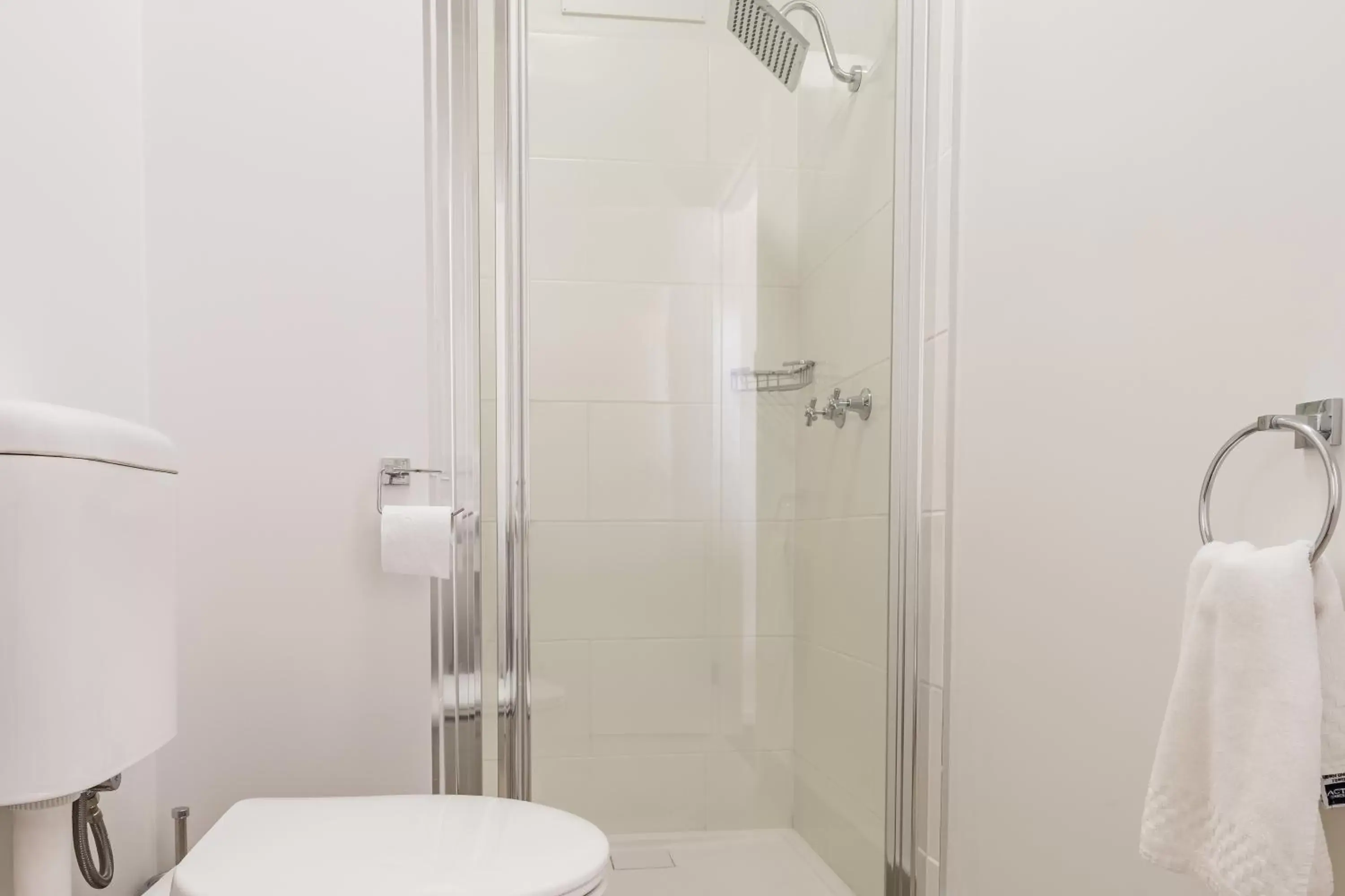 Shower, Bathroom in Somerset Hotel