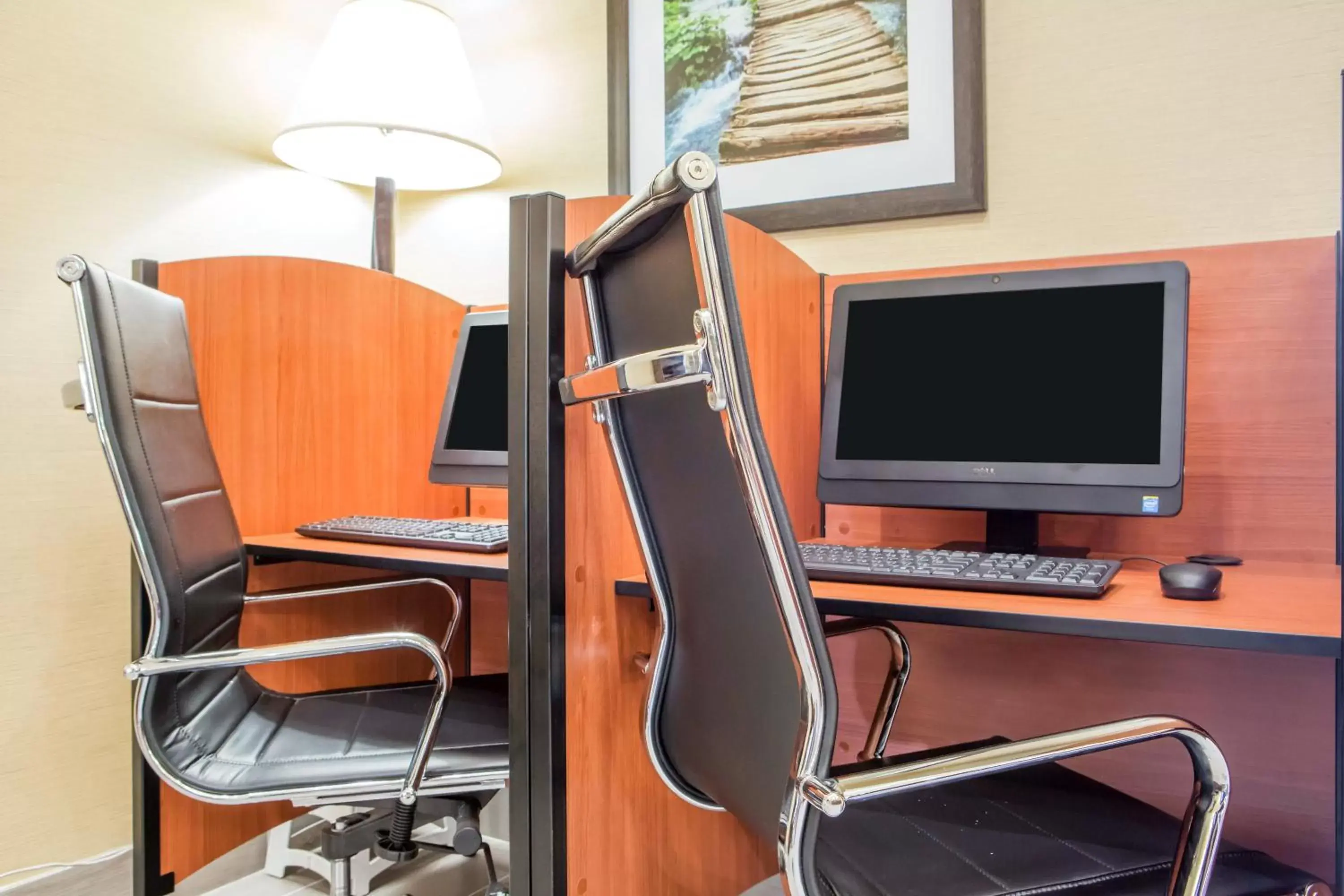 Business facilities, TV/Entertainment Center in Hawthorn Suites By Wyndham Oak Creek/Milwaukee Airport