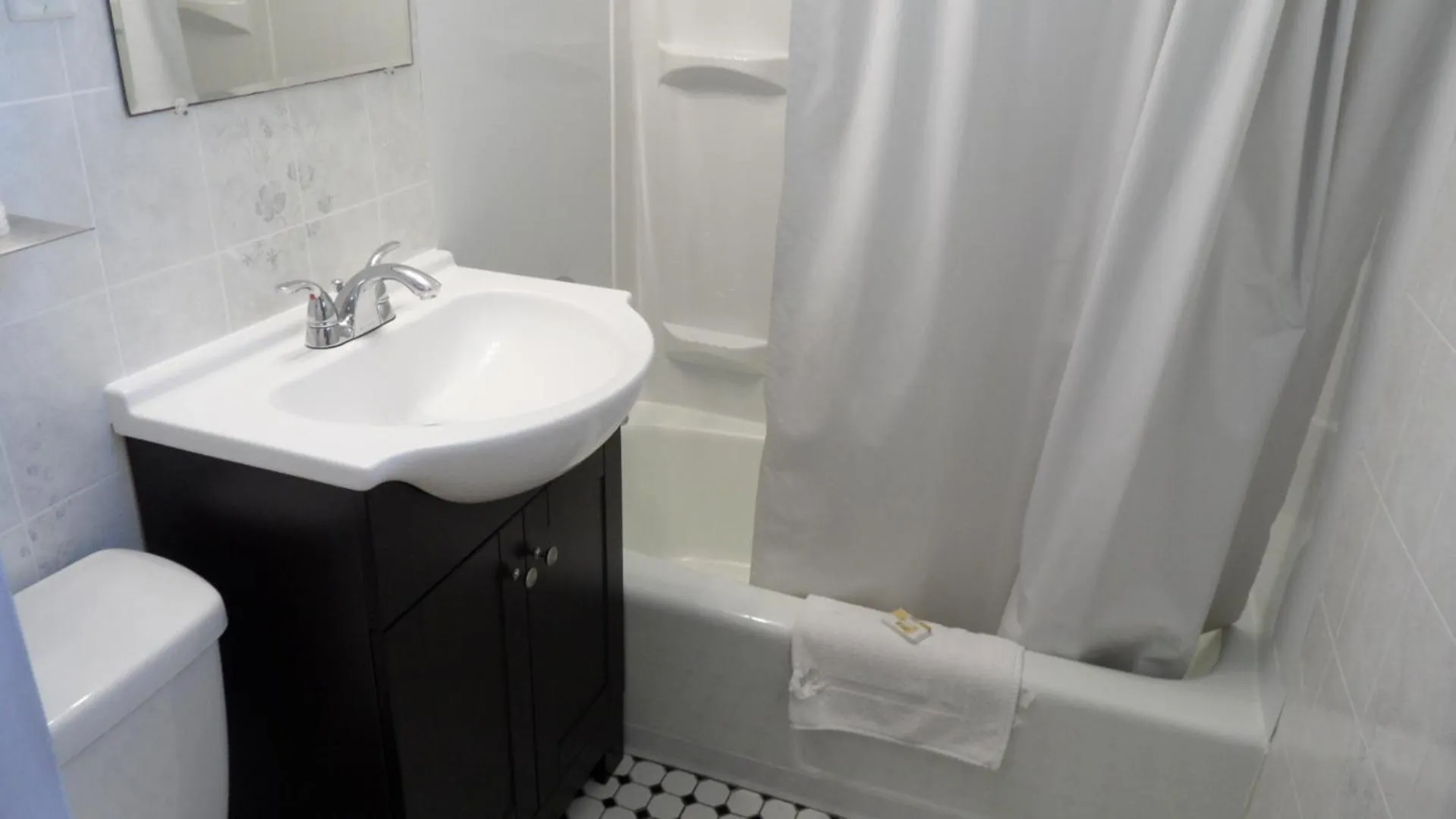 Day in Pinebrook Motel