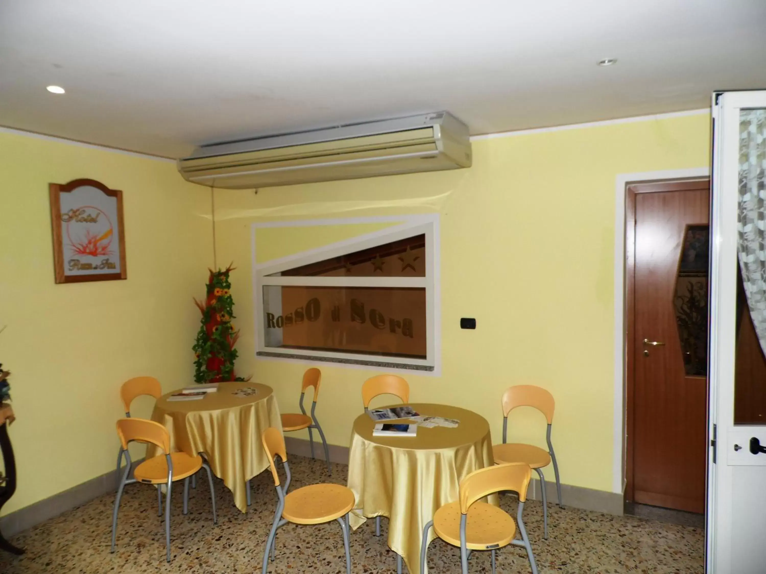 Living room, Restaurant/Places to Eat in Hotel Rosso Di Sera