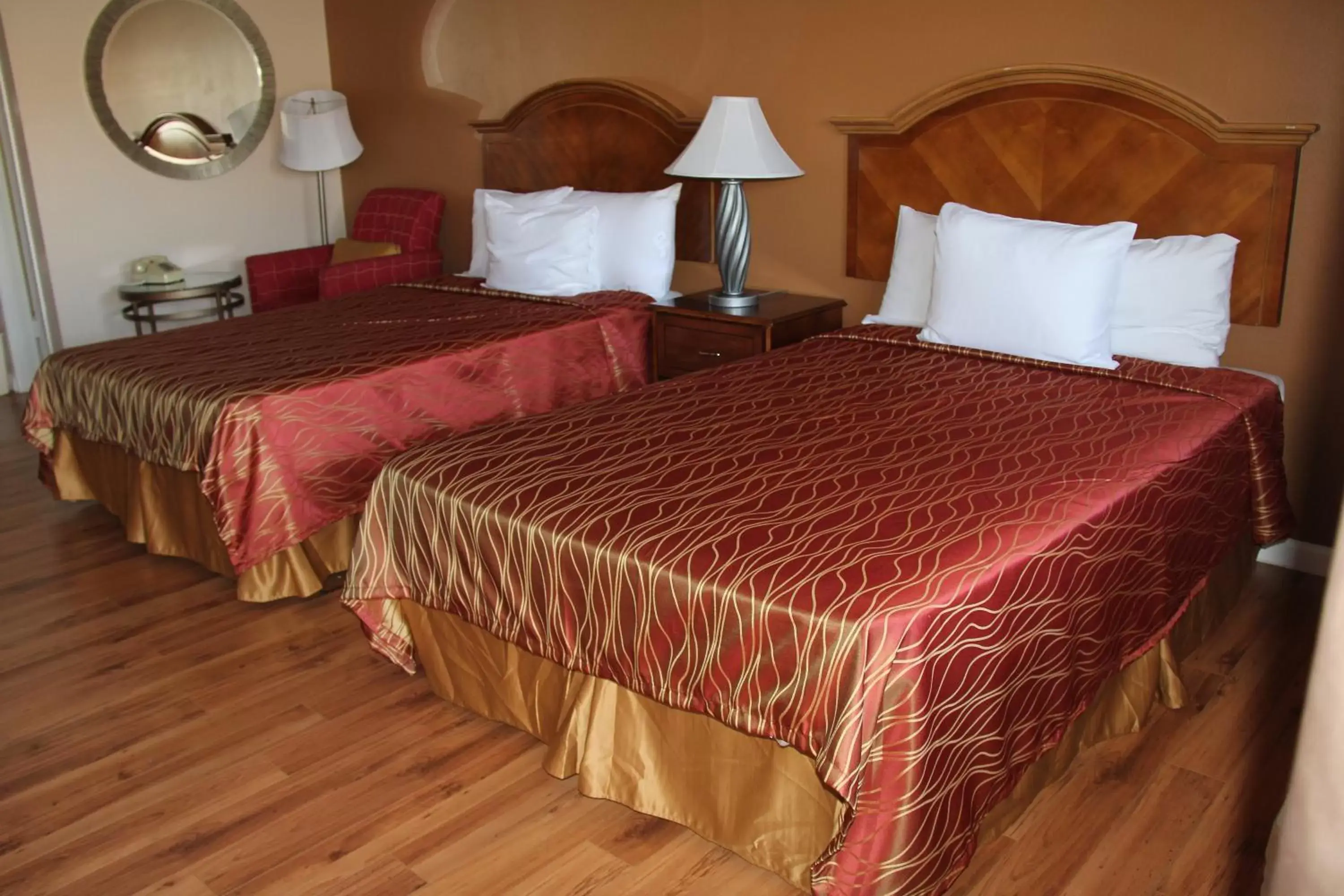 Bedroom, Bed in Franciscan Inn Motel