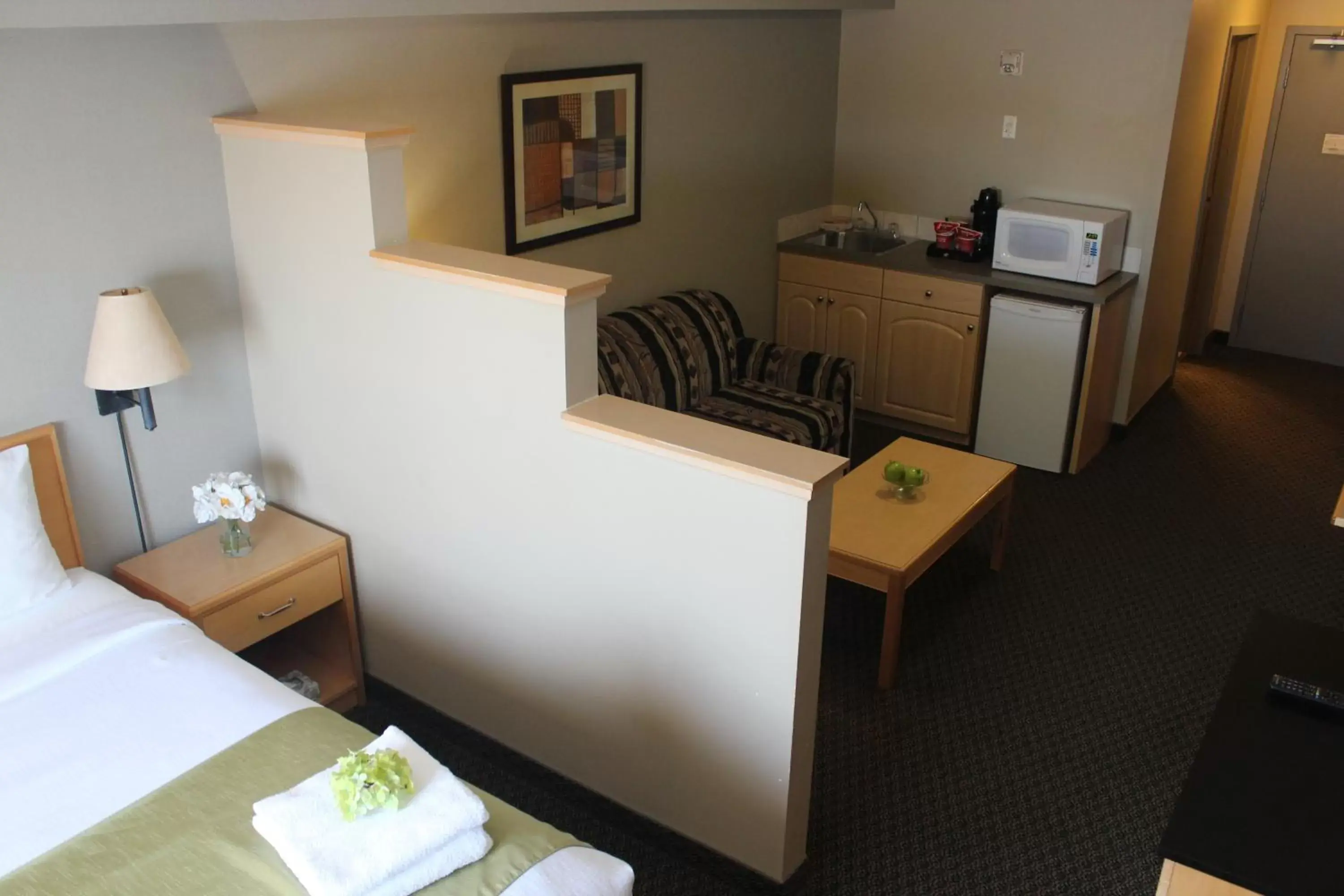 Seating area, Kitchen/Kitchenette in Vantage Inn & Suites