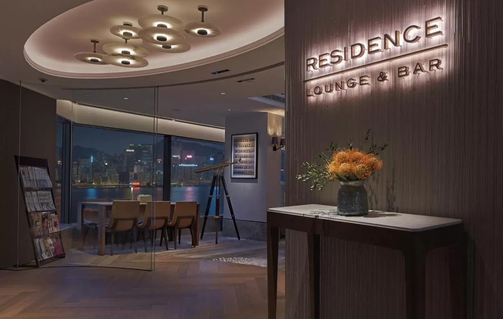 Lounge or bar in New World Millennium Hong Kong Hotel