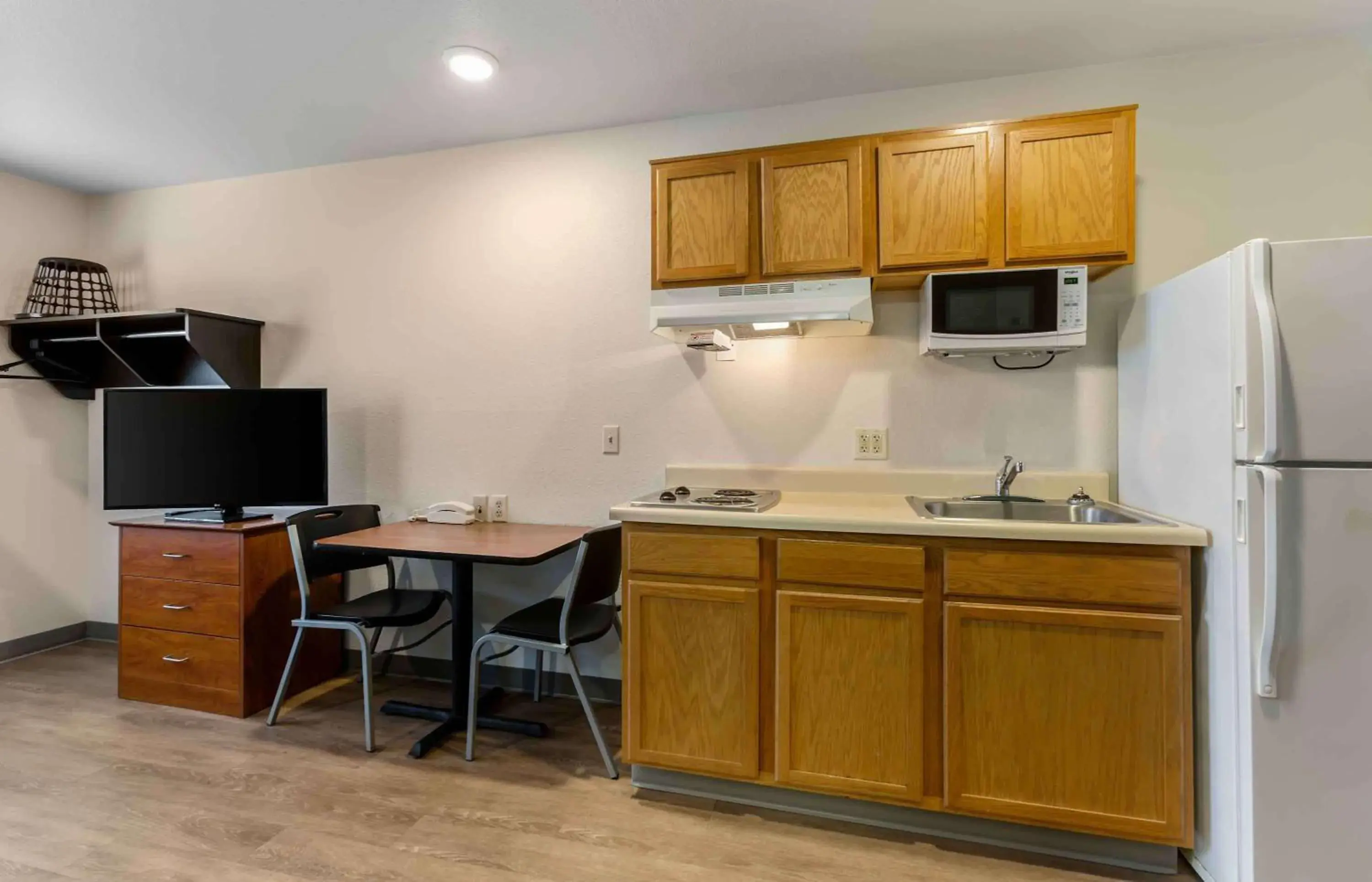 Bedroom, Kitchen/Kitchenette in Extended Stay America Select Suites - Phoenix - Peoria - Sun City