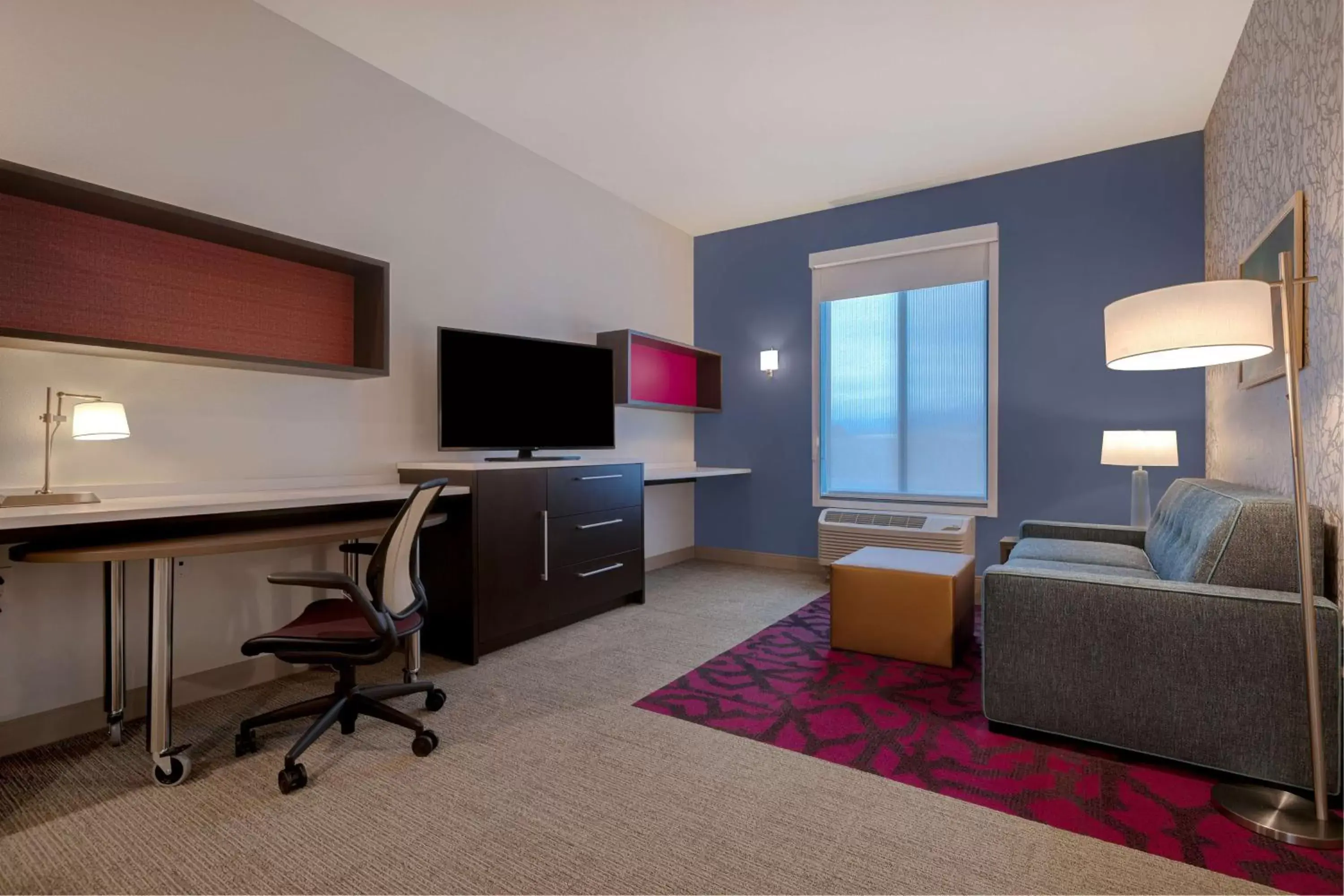 Bedroom, TV/Entertainment Center in Home2 Suites By Hilton Redding