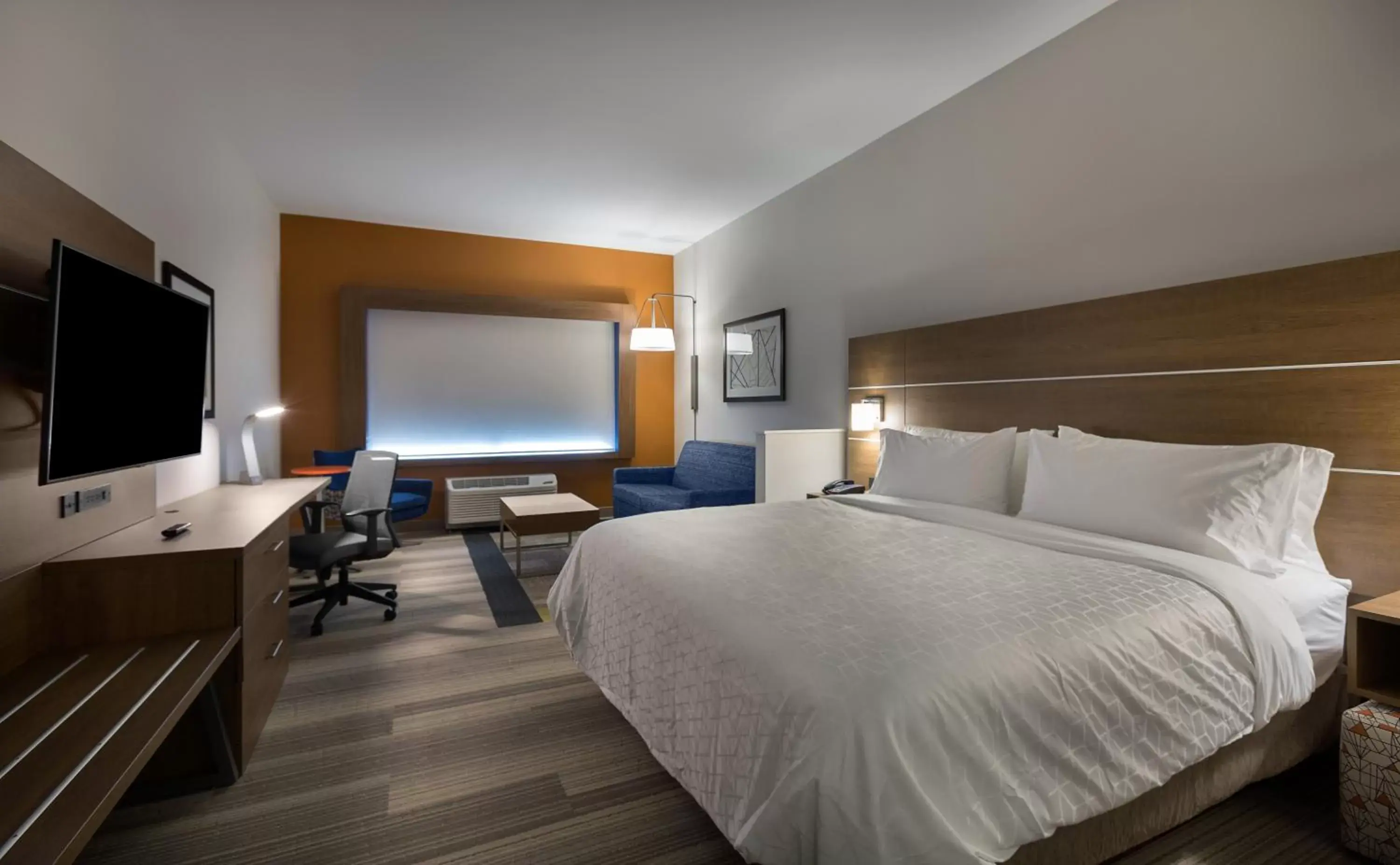 Bed in Holiday Inn Express & Suites - Fayetteville South, an IHG Hotel