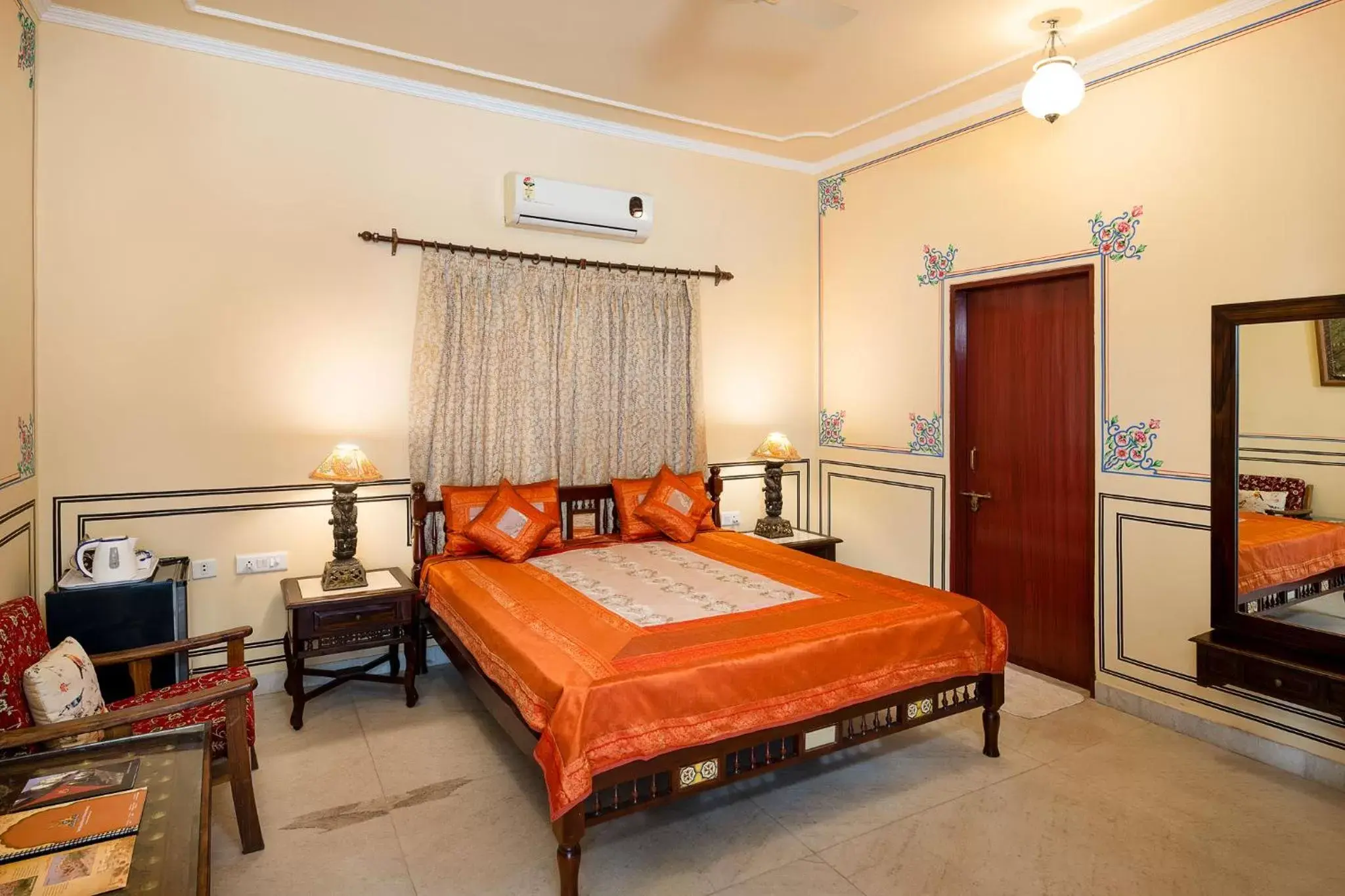 Shower, Bed in Hotel Rajasthan Palace