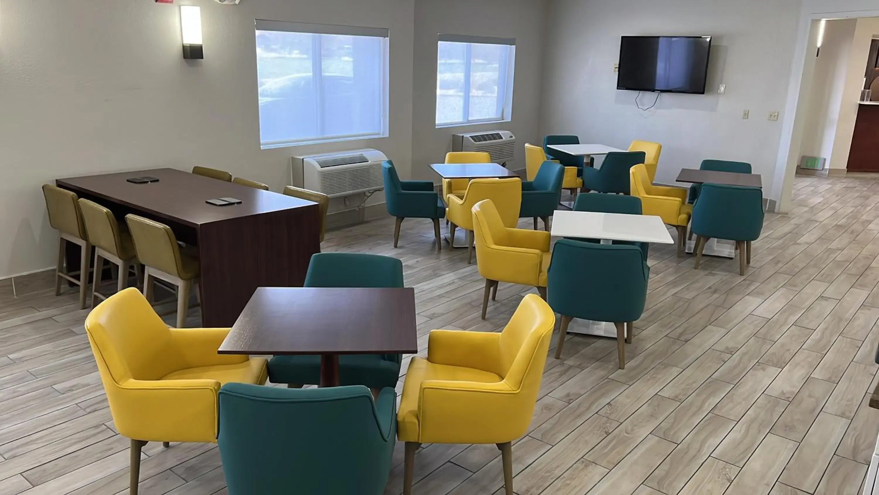 Breakfast, Lounge/Bar in Comfort Suites Denver North - Westminster