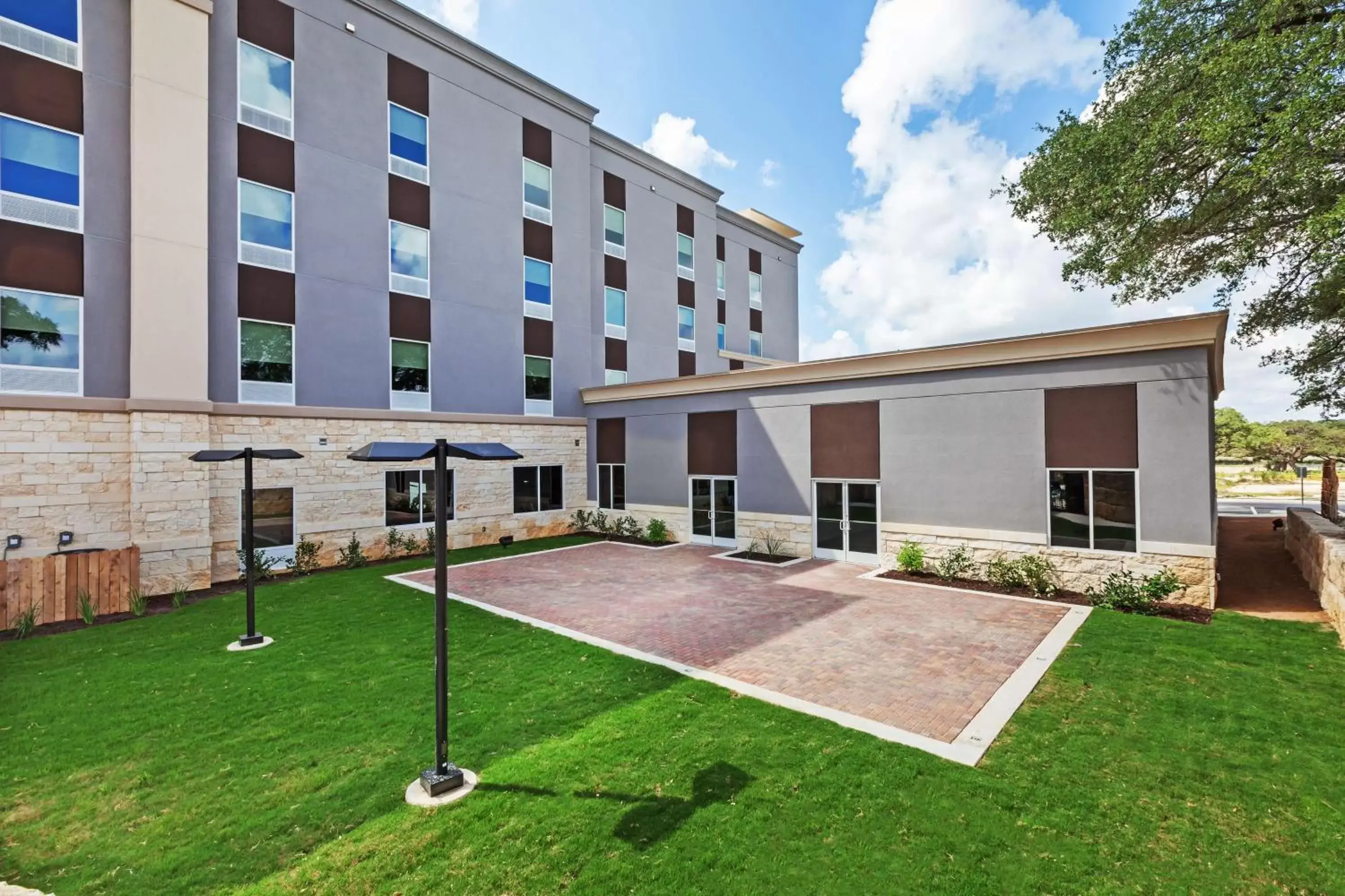 Patio, Property Building in Hampton Inn By Hilton Bulverde Texas Hill Country