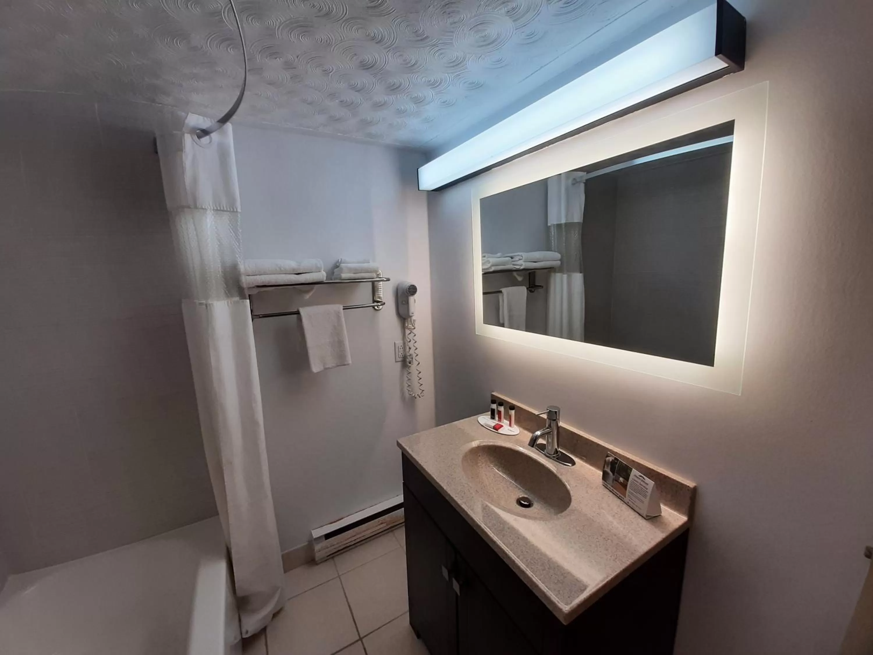 Bathroom in Howard Johnson by Wyndham Woodstock NB