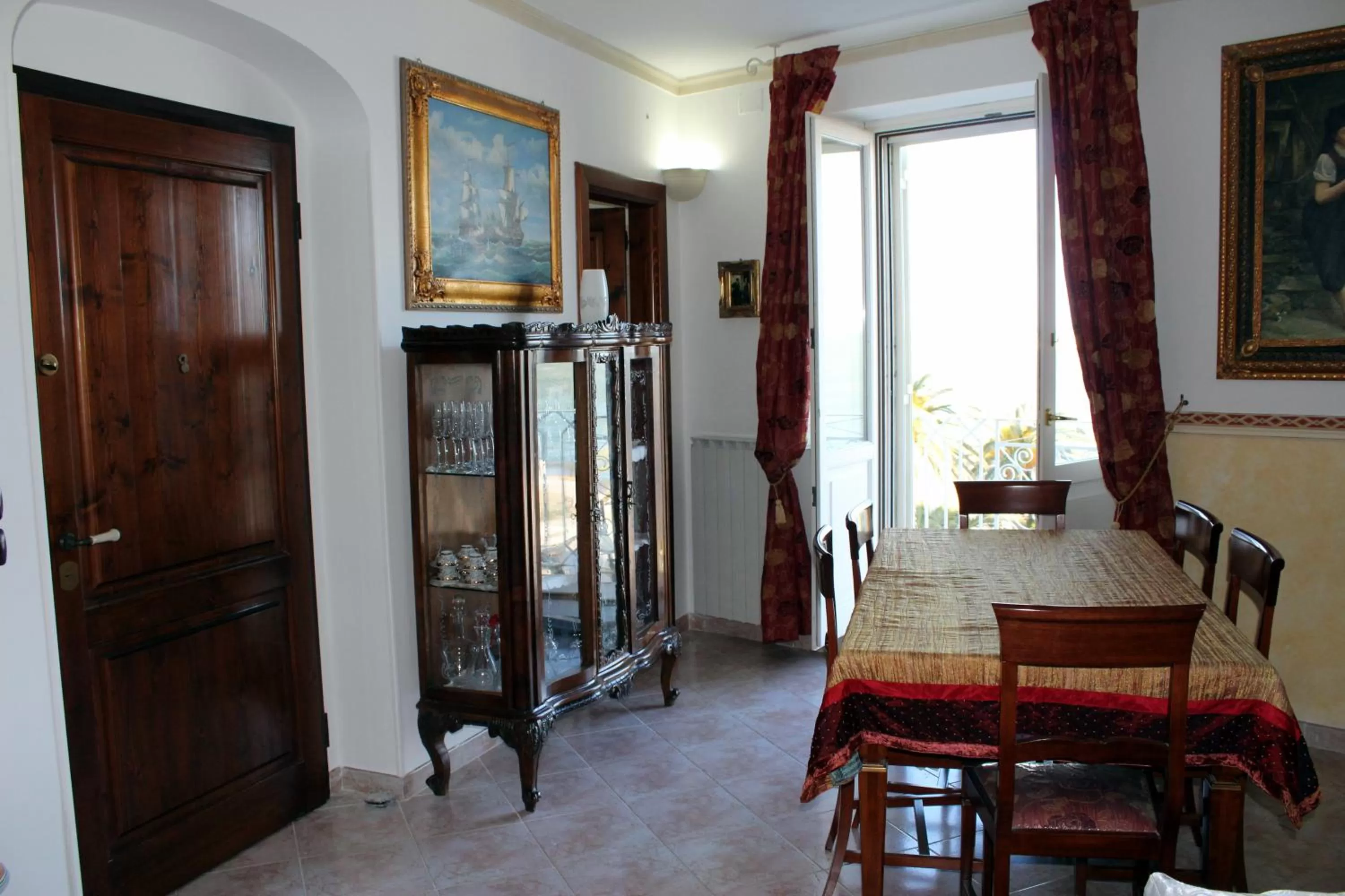 Communal lounge/ TV room, Dining Area in B&B Marina Piccola