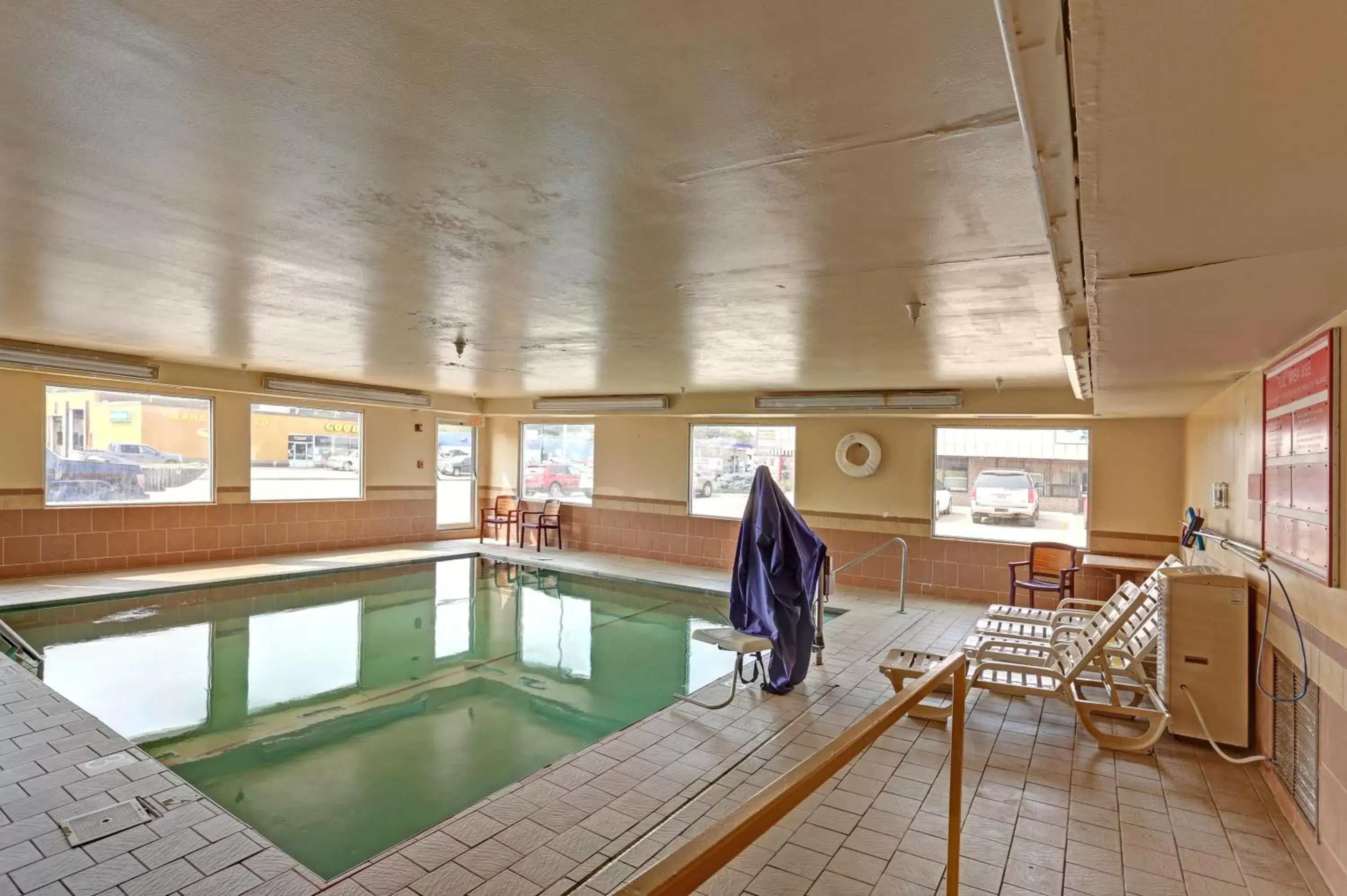 Swimming pool in Quality Inn Pierre-Fort Pierre