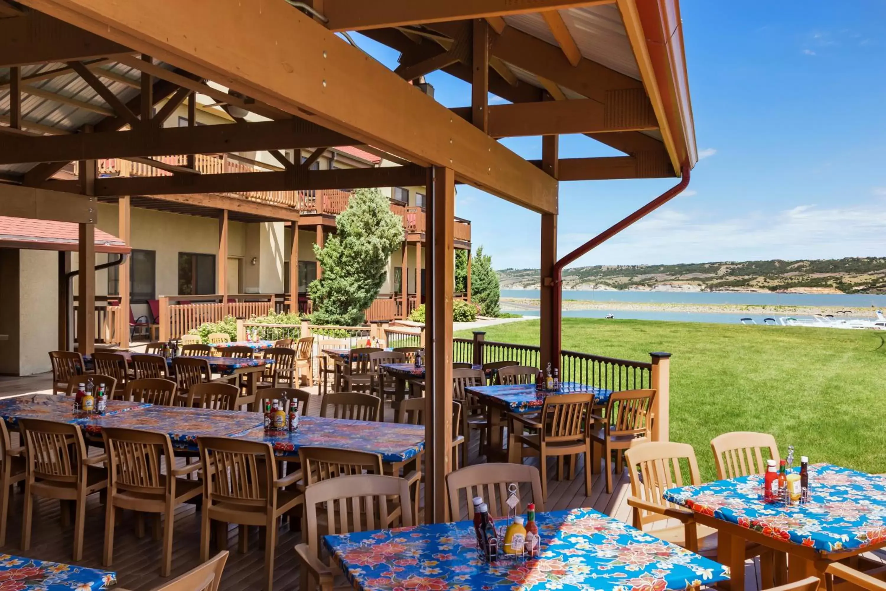 Patio, Restaurant/Places to Eat in Arrowwood Resort at Cedar Shore