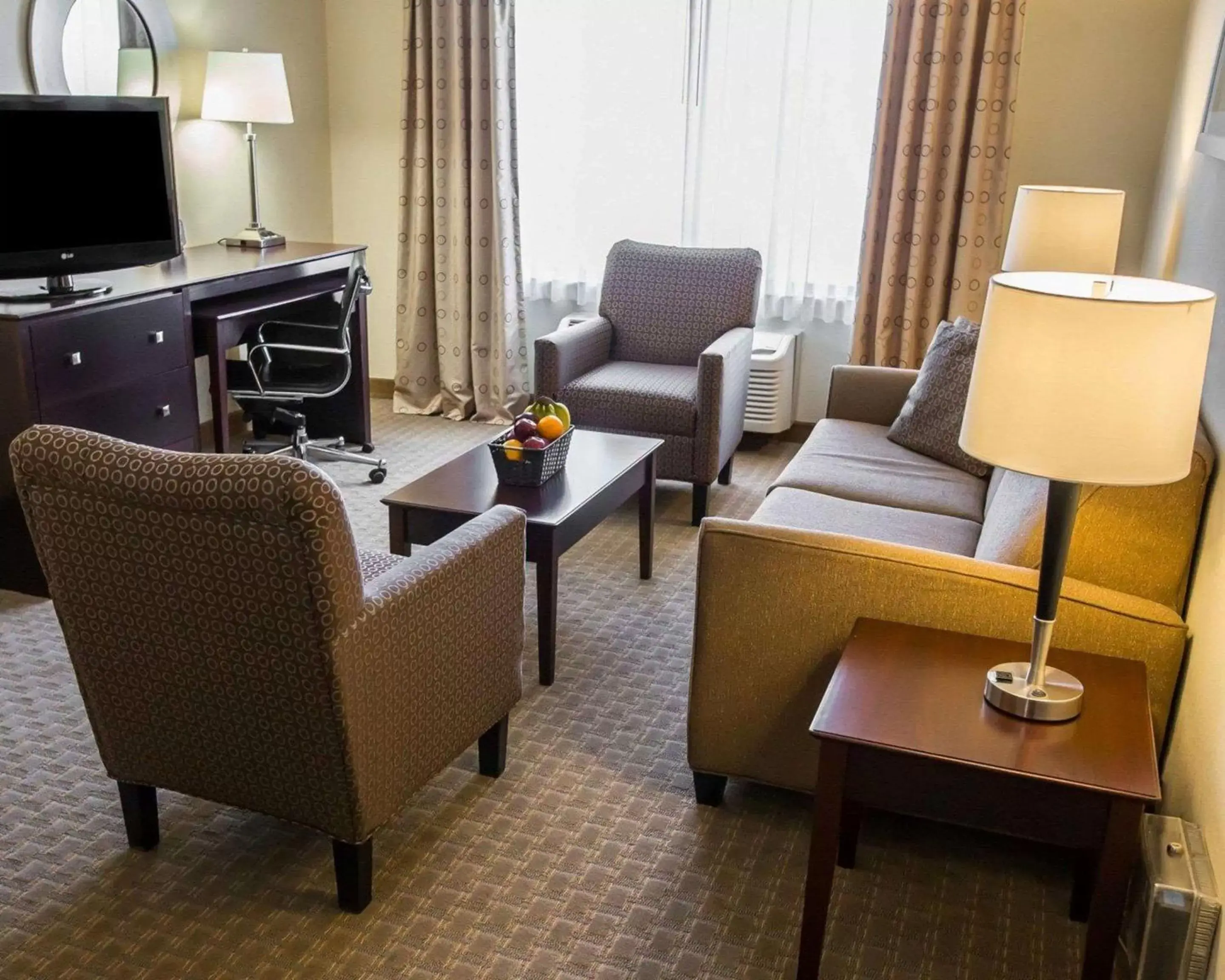 Photo of the whole room, Seating Area in Comfort Suites University Area Notre Dame-South Bend