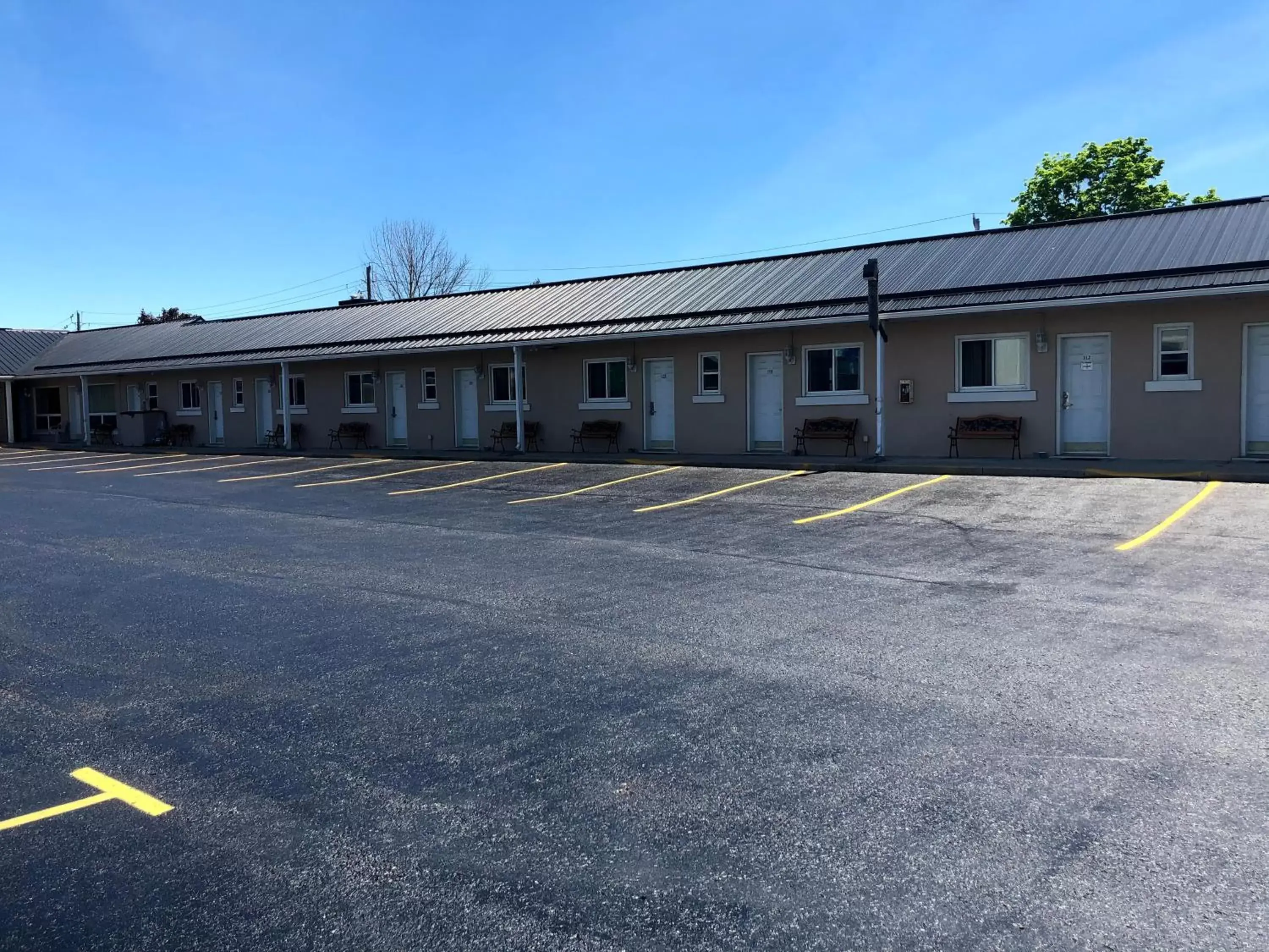 Property Building in Perth Plaza Inn & Suites