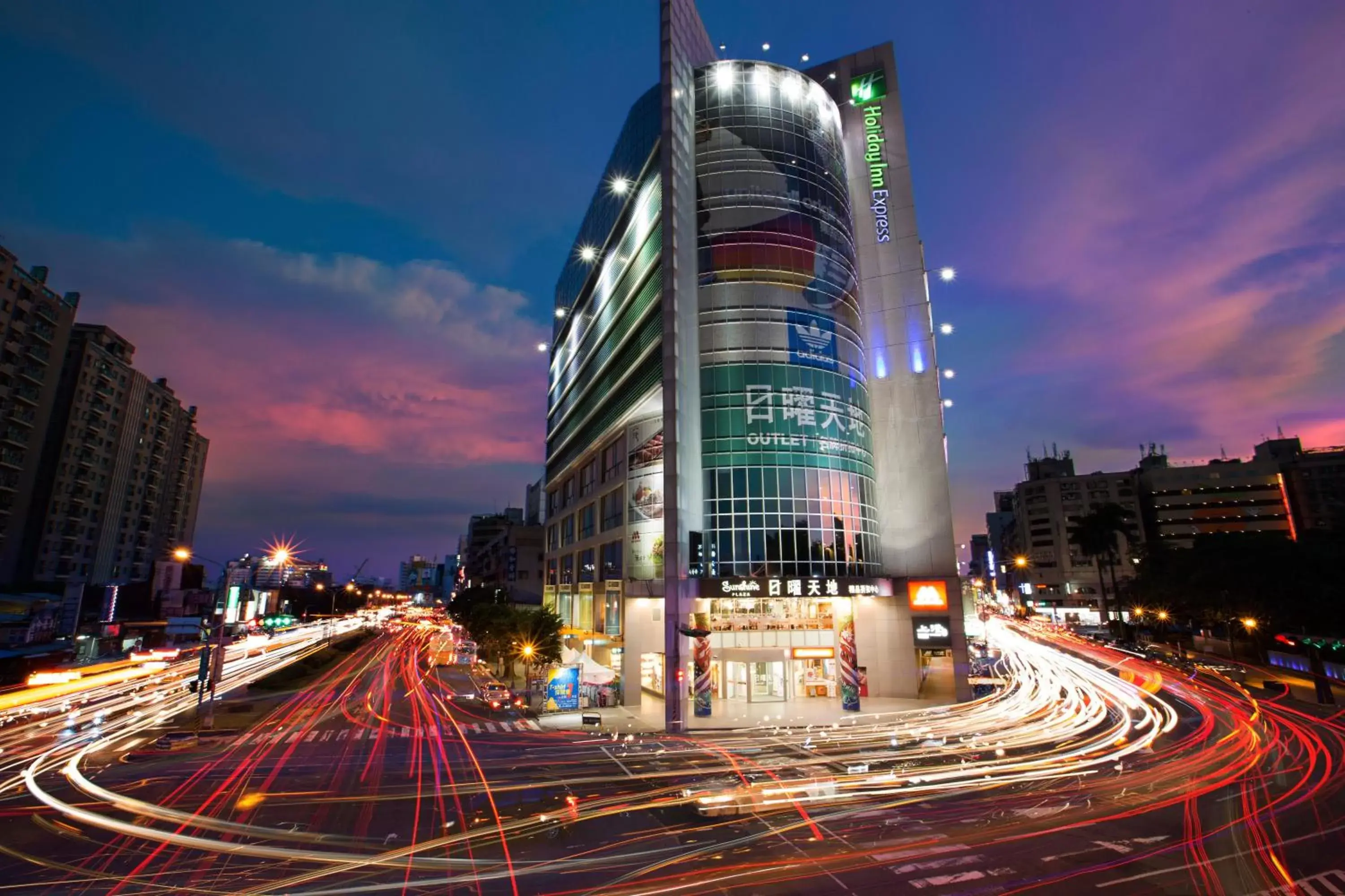 Property building in Holiday Inn Express Taichung Park, an IHG Hotel