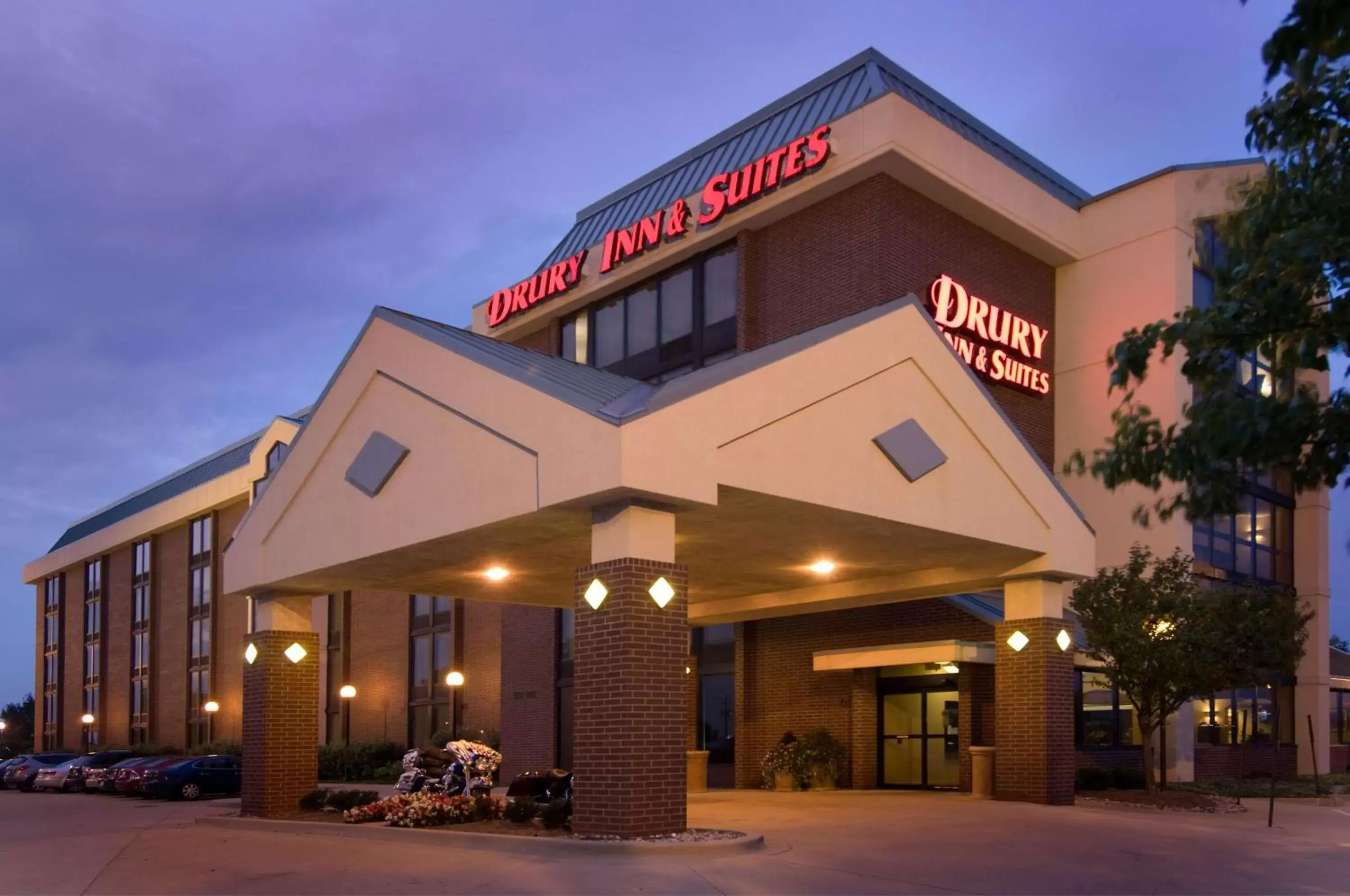Property building in Drury Inn & Suites Champaign