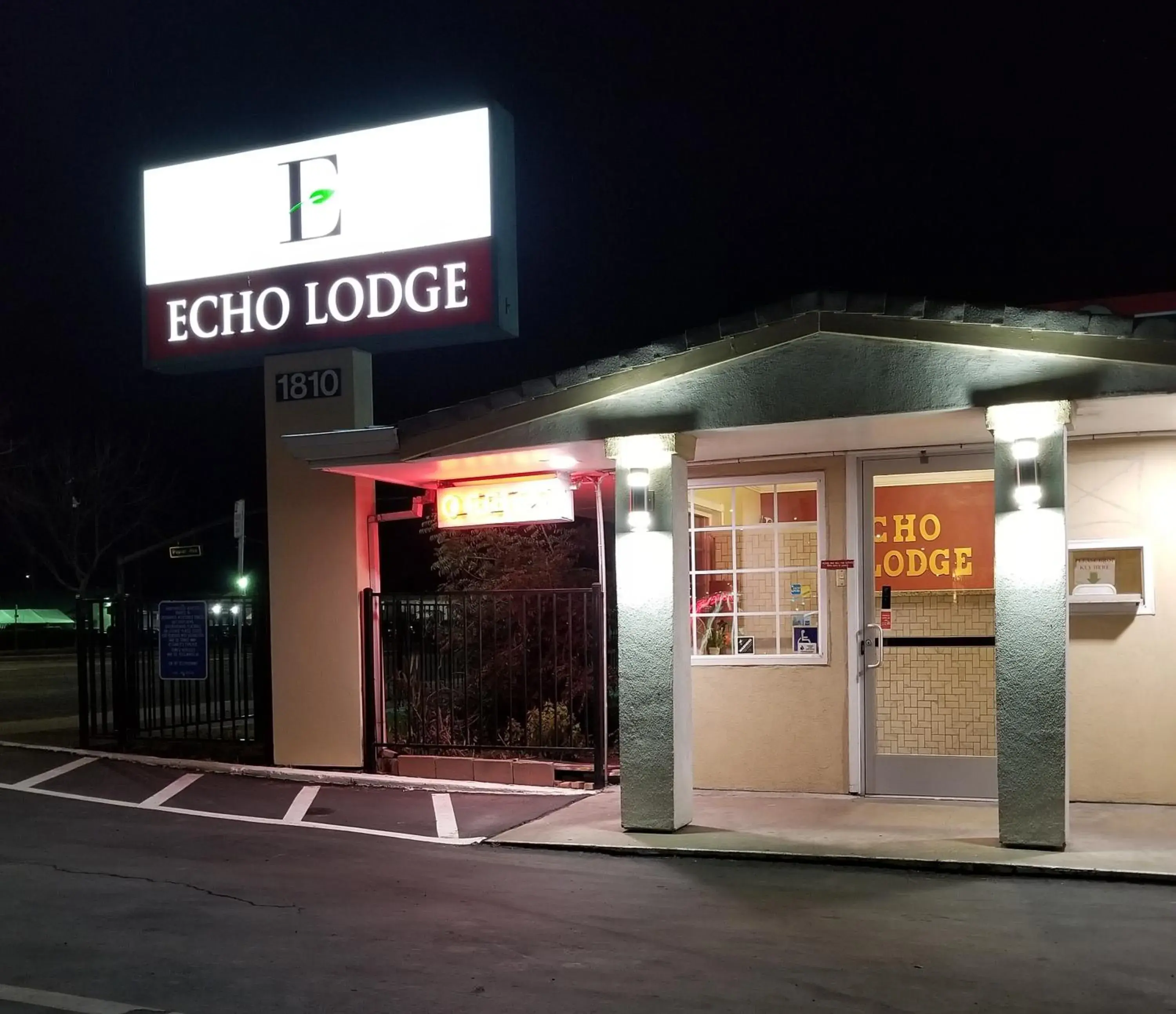 Facade/entrance in Echo Lodge