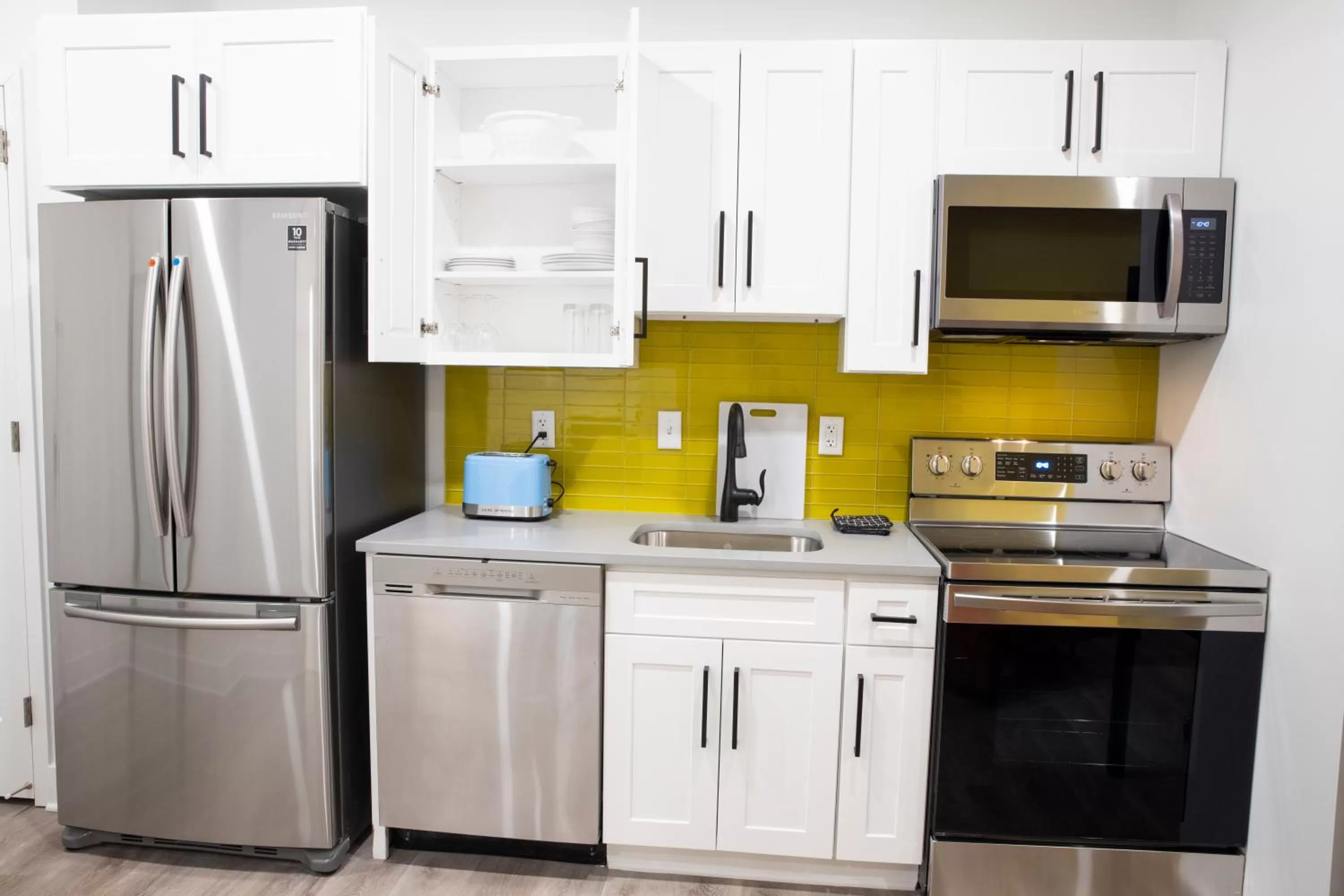 Kitchen or kitchenette in Peachtree Suites - Jersey City