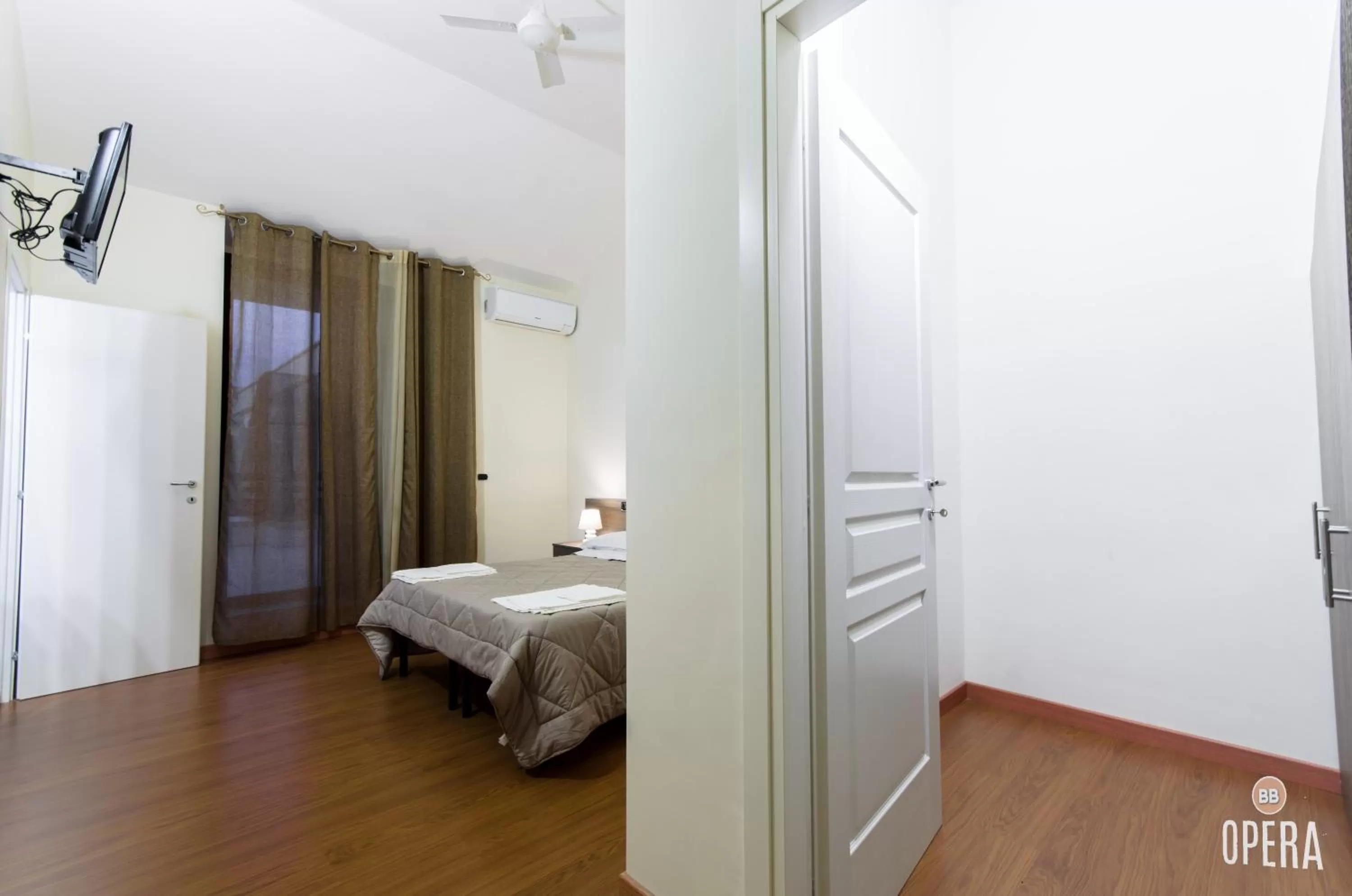 Communal lounge/ TV room, Bed in Opera B&B