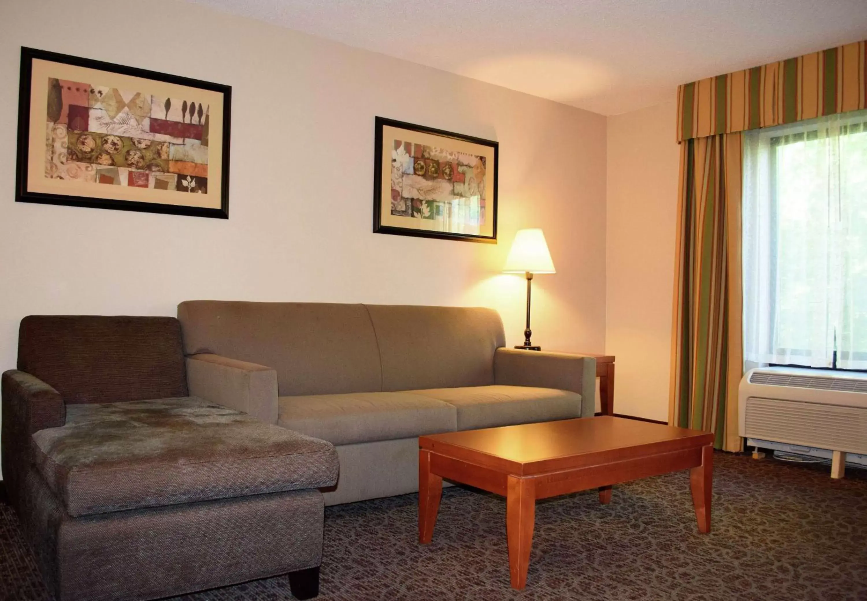 Living room, Seating Area in Hampton Inn Montgomery-South-Airport