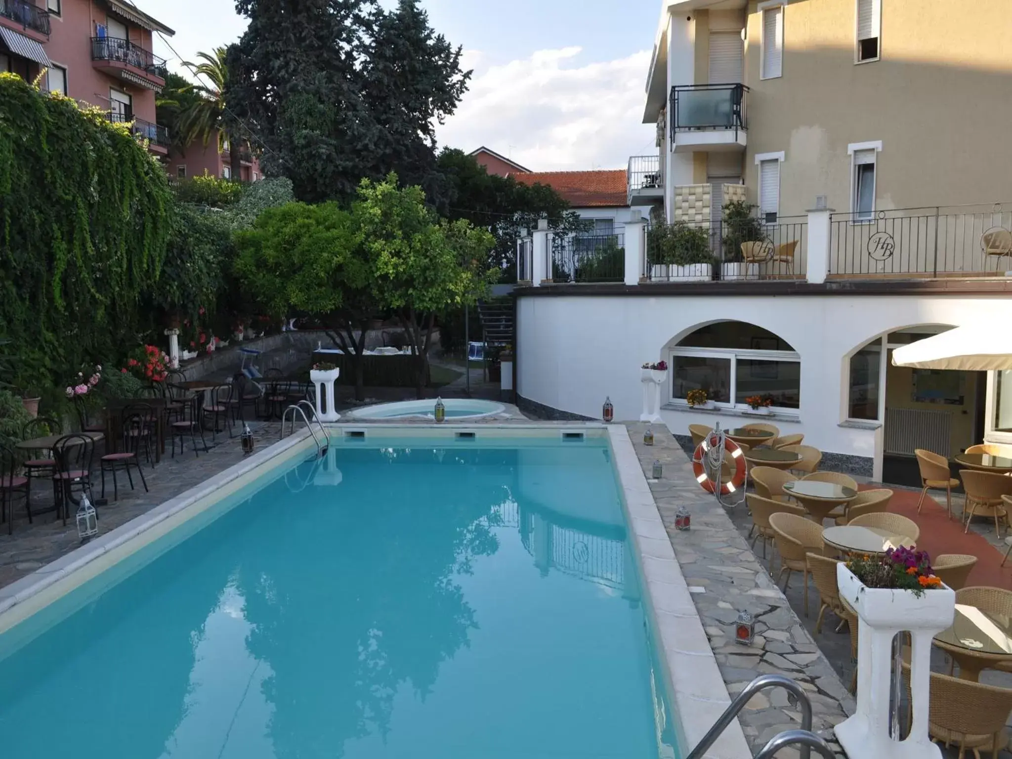 Facade/entrance, Swimming Pool in Hotel Bellavista