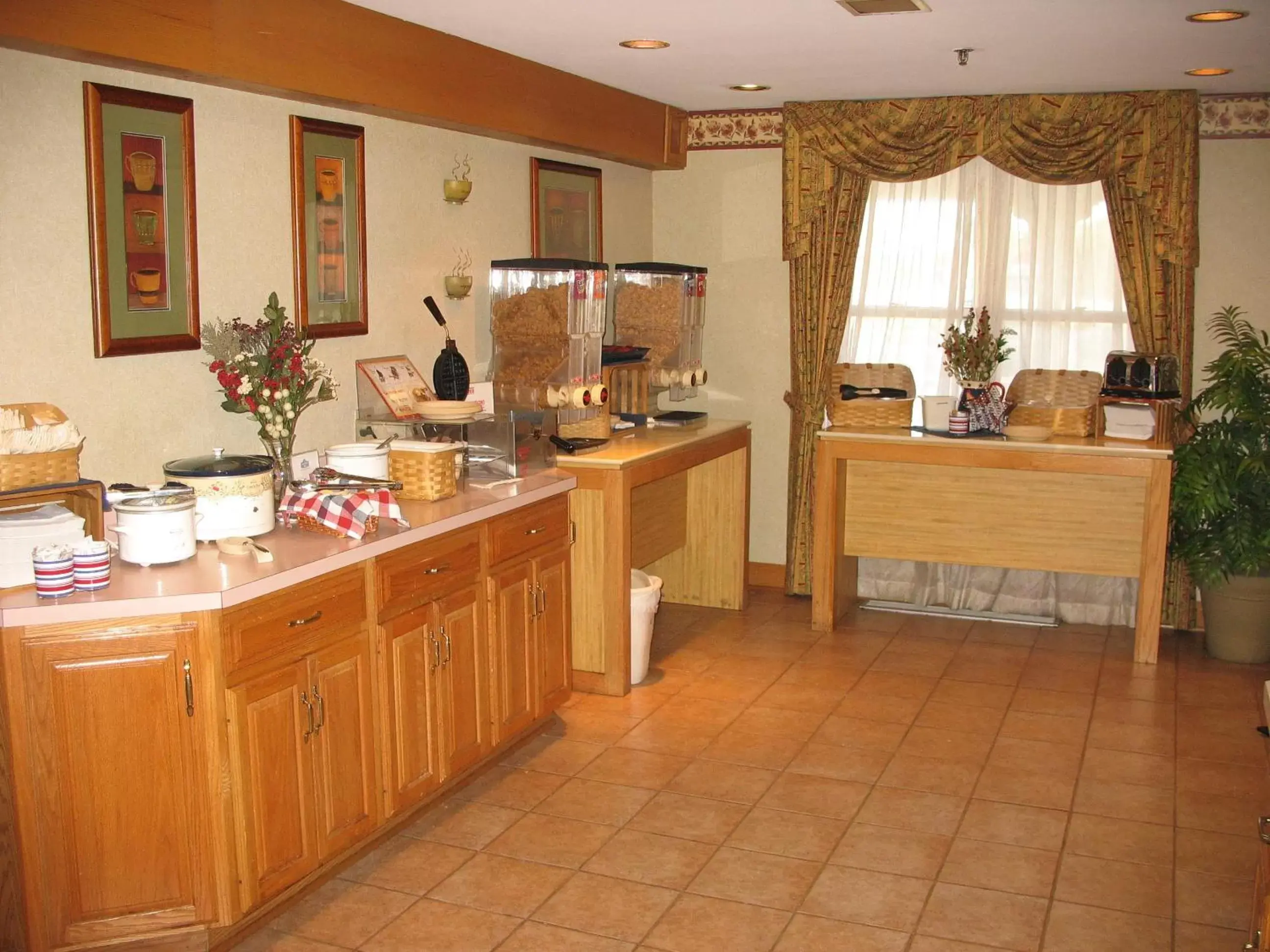 Restaurant/places to eat, Kitchen/Kitchenette in Country Inn & Suites by Radisson, Holland, MI