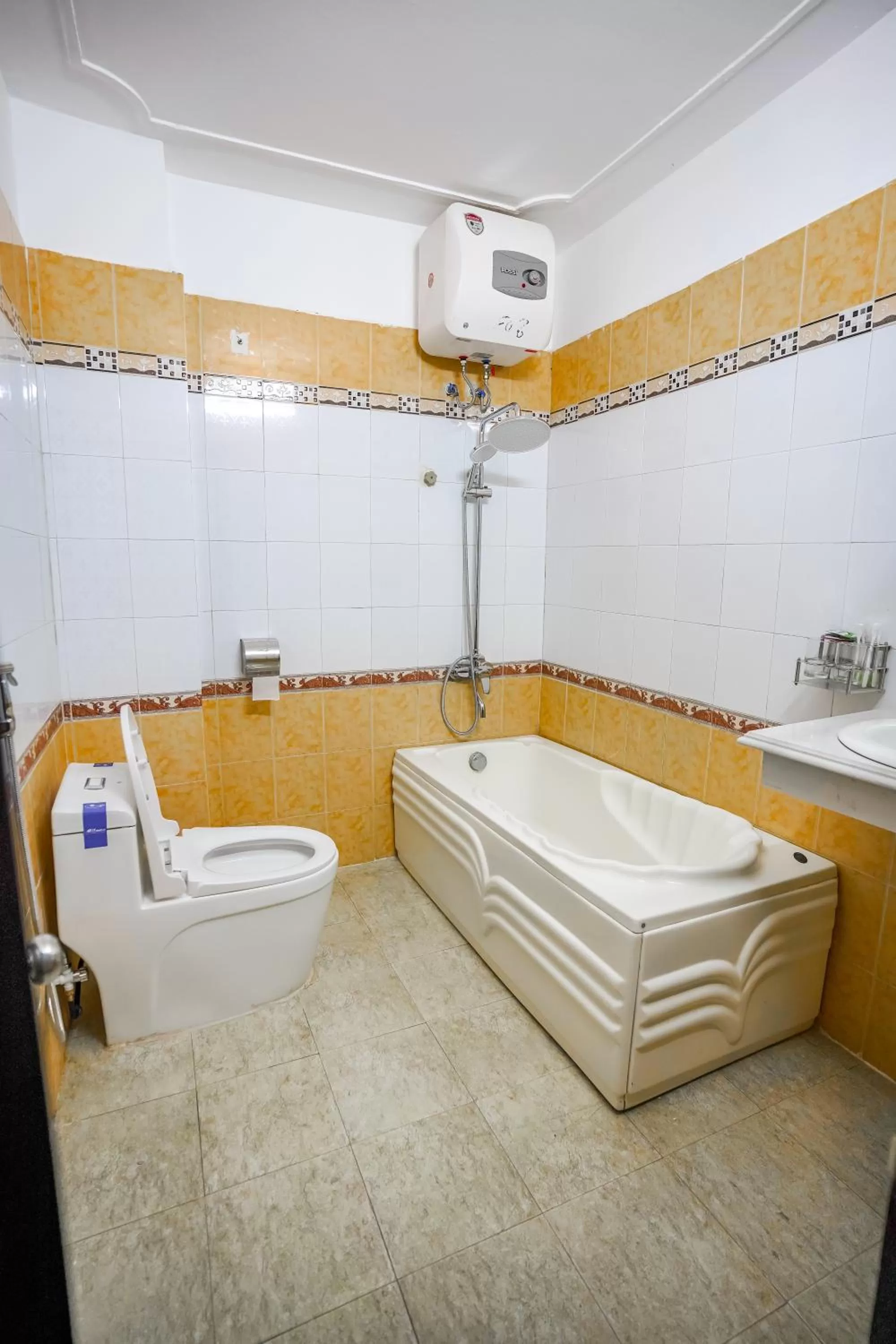 PHÚ QUÝ HOTEL near ĐÔNG KINH MARKET