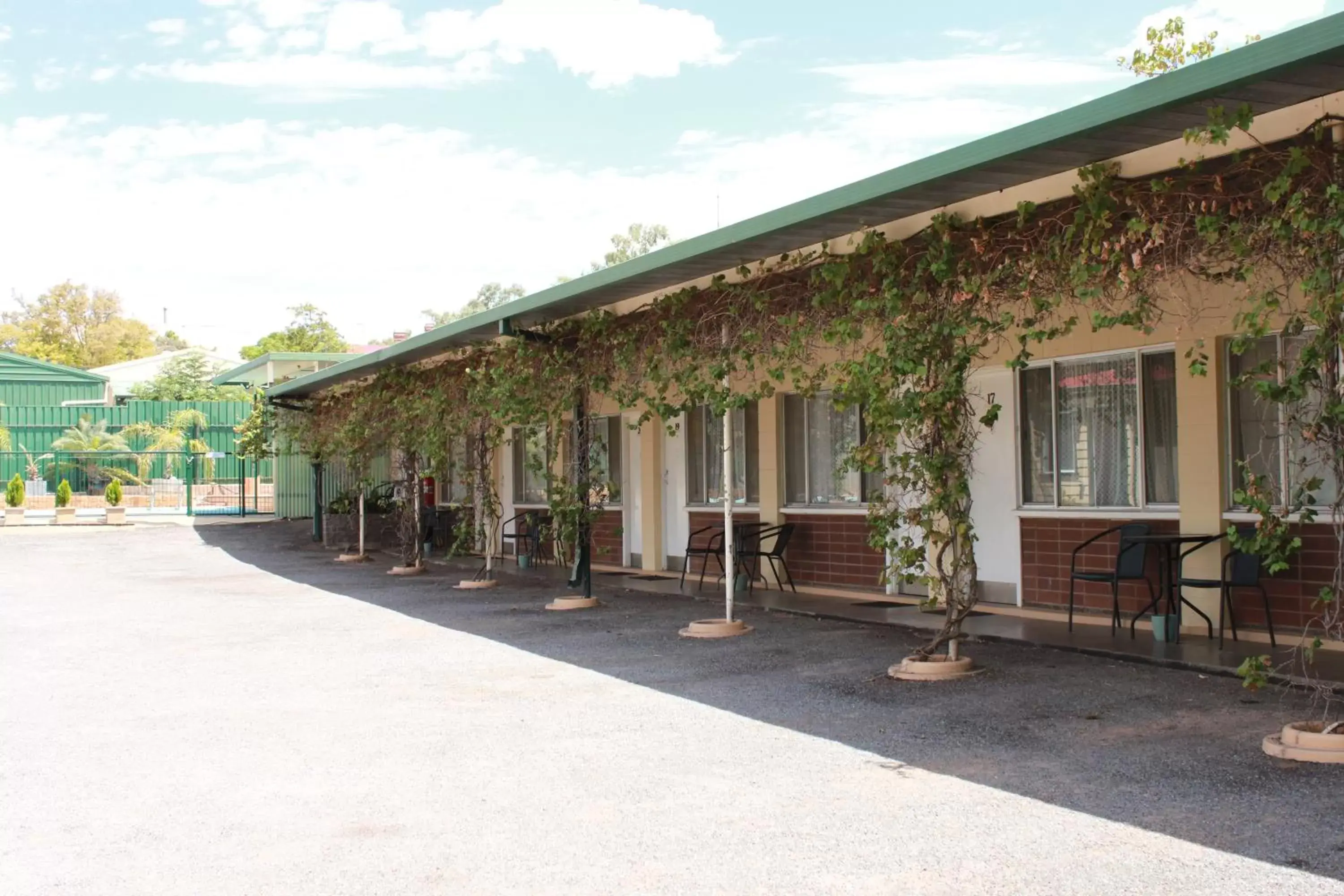 Inner courtyard view, Property Building in The Lodge Outback Motel