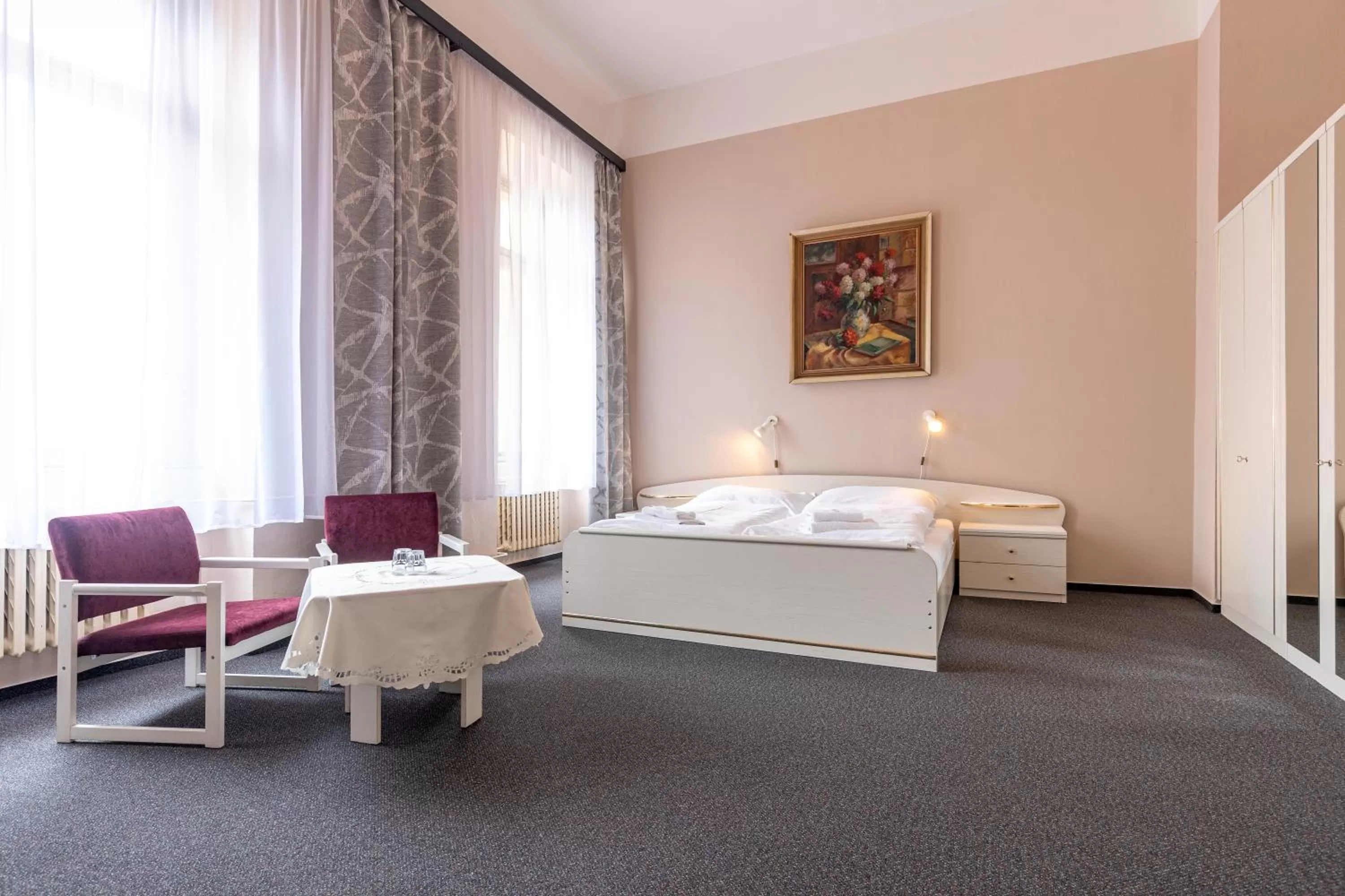 Property building, Bed in Hotel Slovan Plzeň