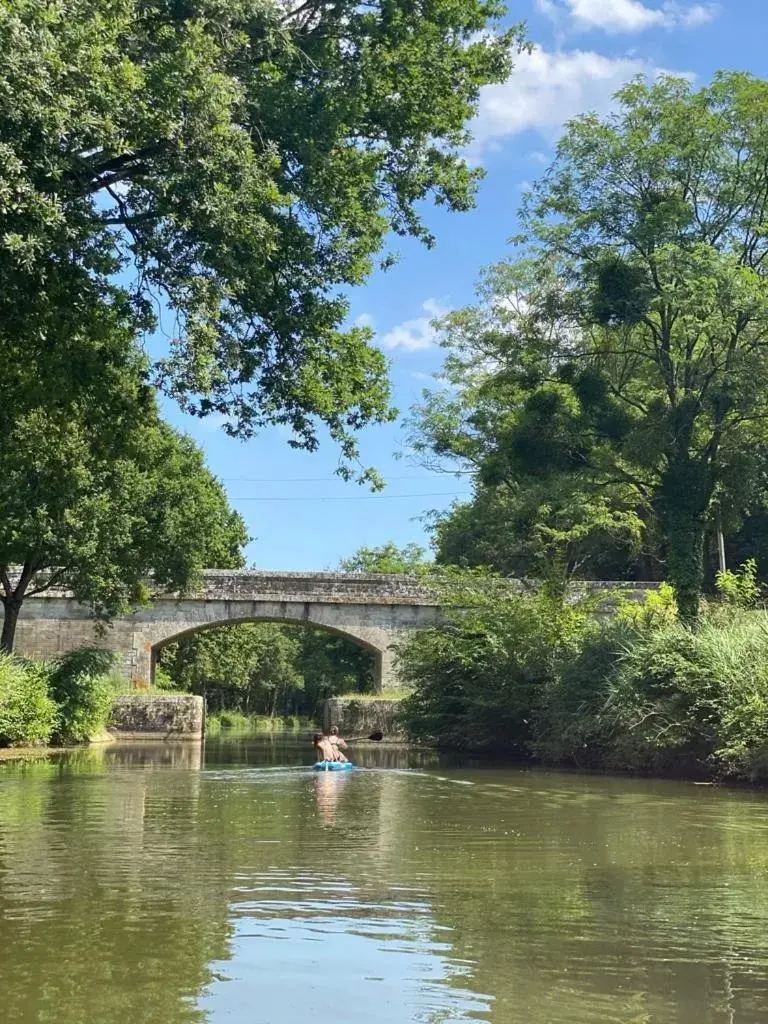 Nearby landmark in L'Ecole des Garçons