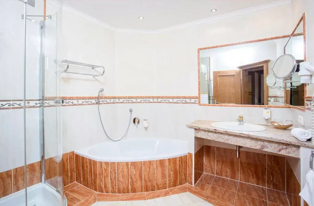 Shower, Bathroom in Hotel Elisabeth, 4 Sterne Superior