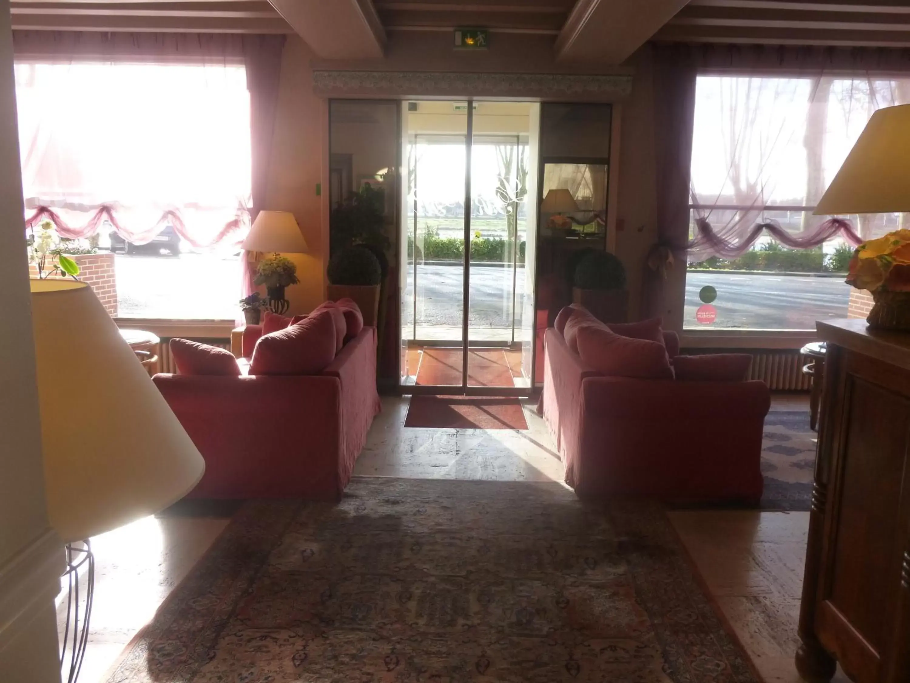 Lobby or reception in Logis Hôtel Le Rivage