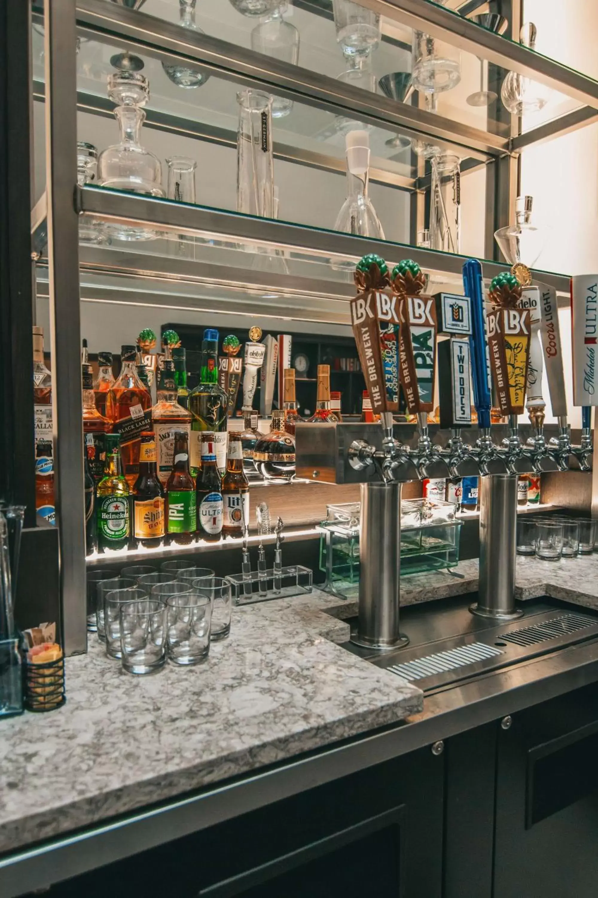 Lounge or bar in Doubletree By Hilton Lubbock - University Area Lounge or bar in Doubletree By Hilton Lubbock - University Area