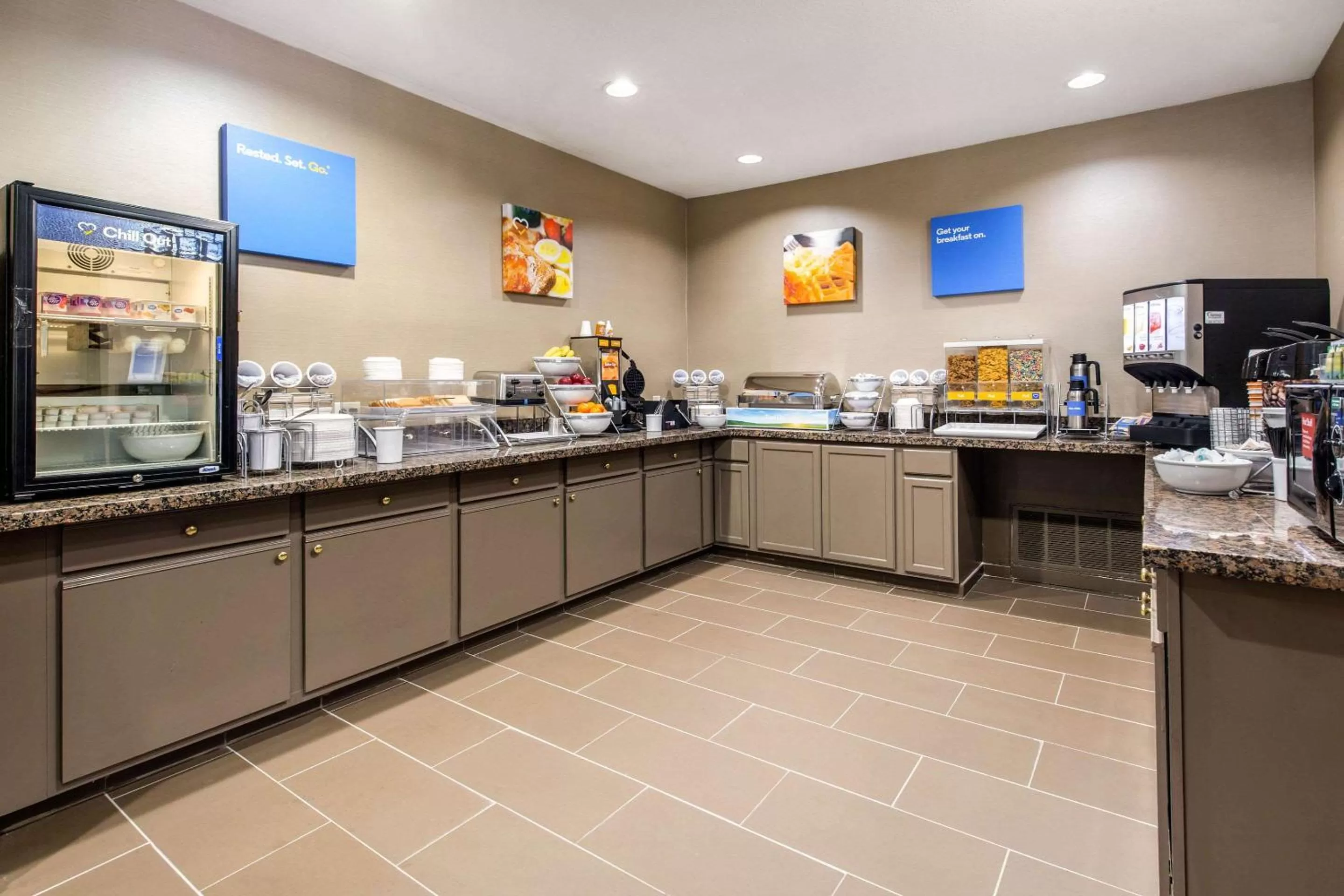 Breakfast, Restaurant/Places to Eat in Comfort Inn & Suites IAH Bush Airport – East