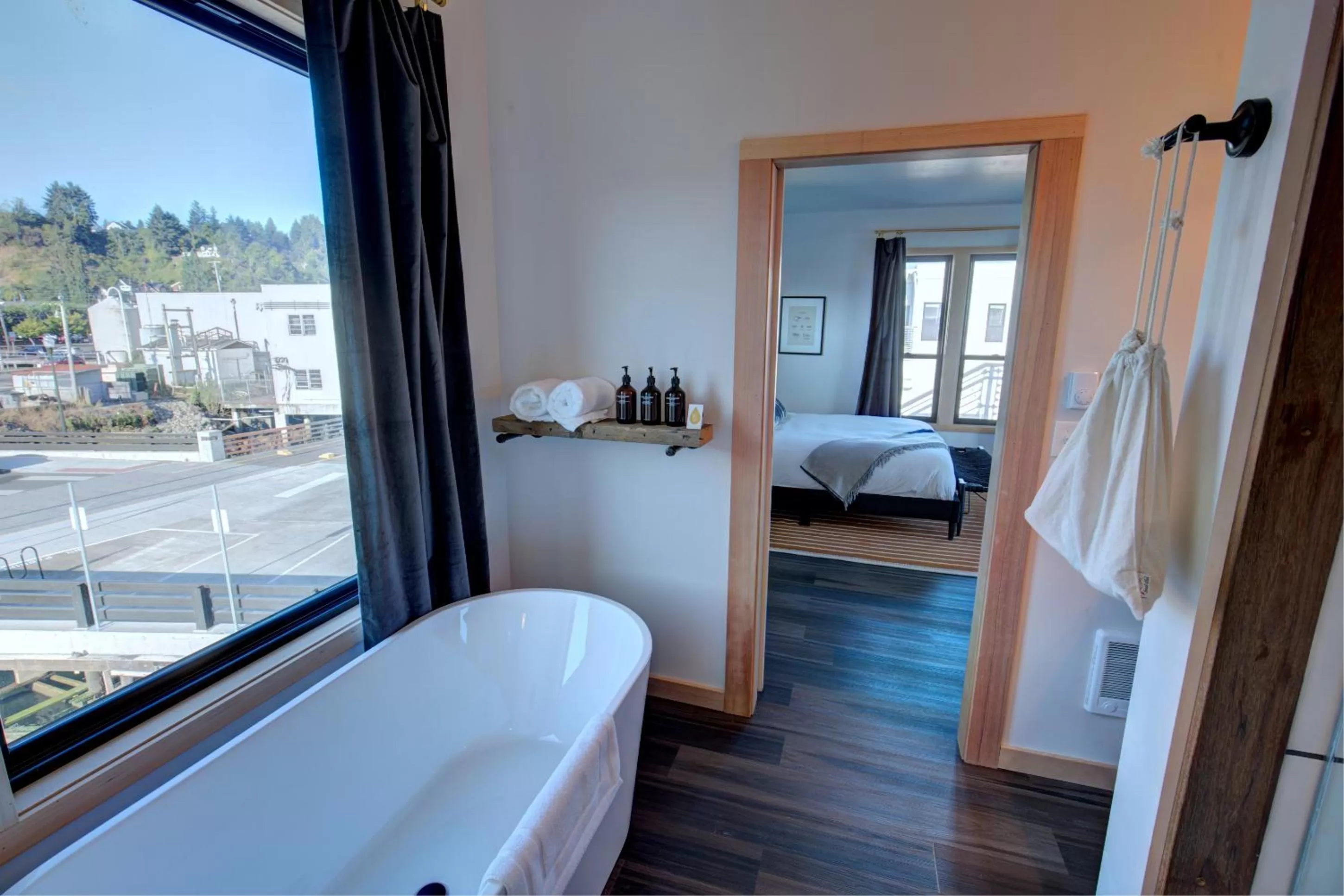 Bathroom, Bed in Bowline Hotel