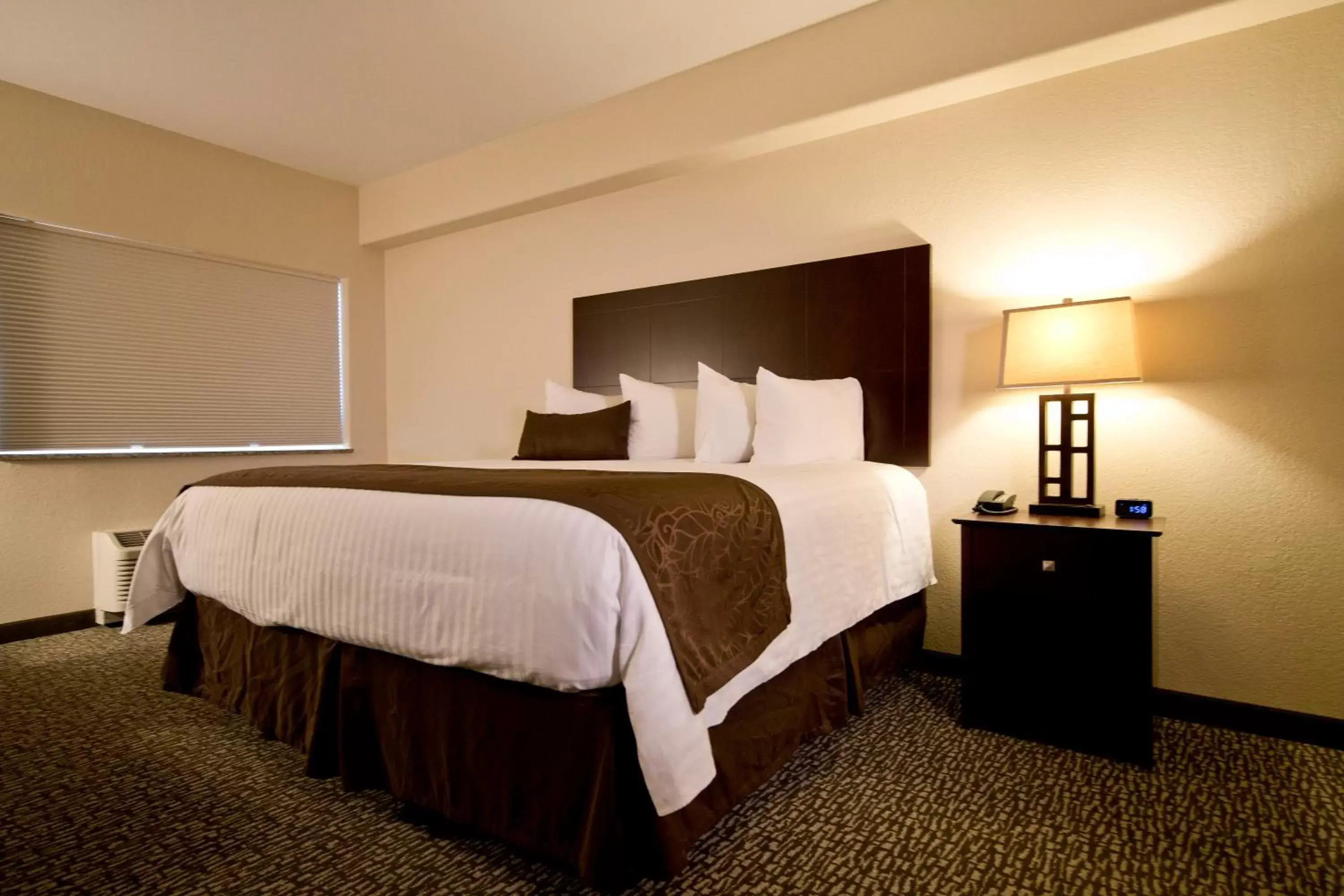 Bed in Cobblestone Inn & Suites – Manchester