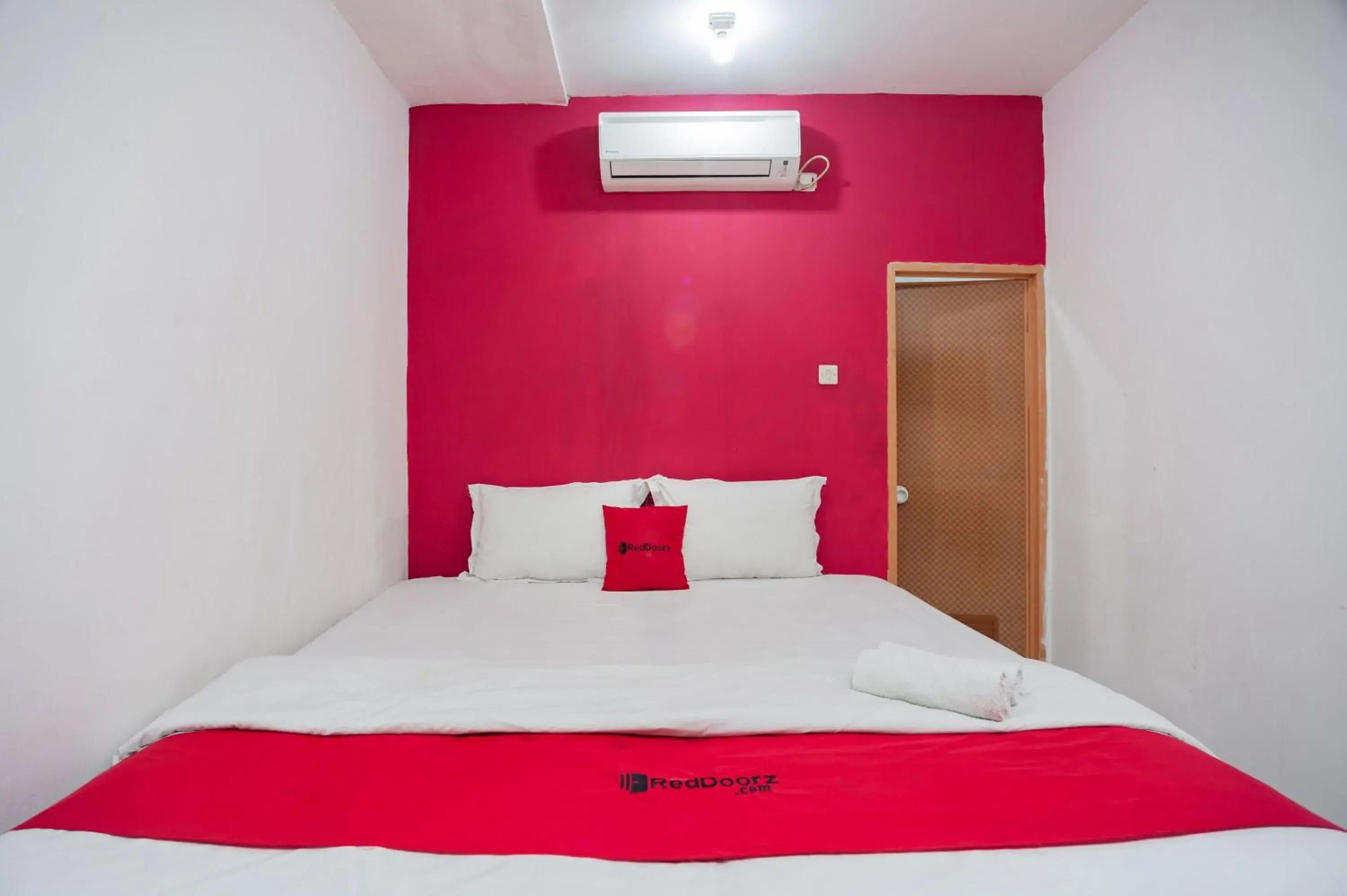 Bedroom, Bed in RedDoorz Plus near Mall Kelapa Gading