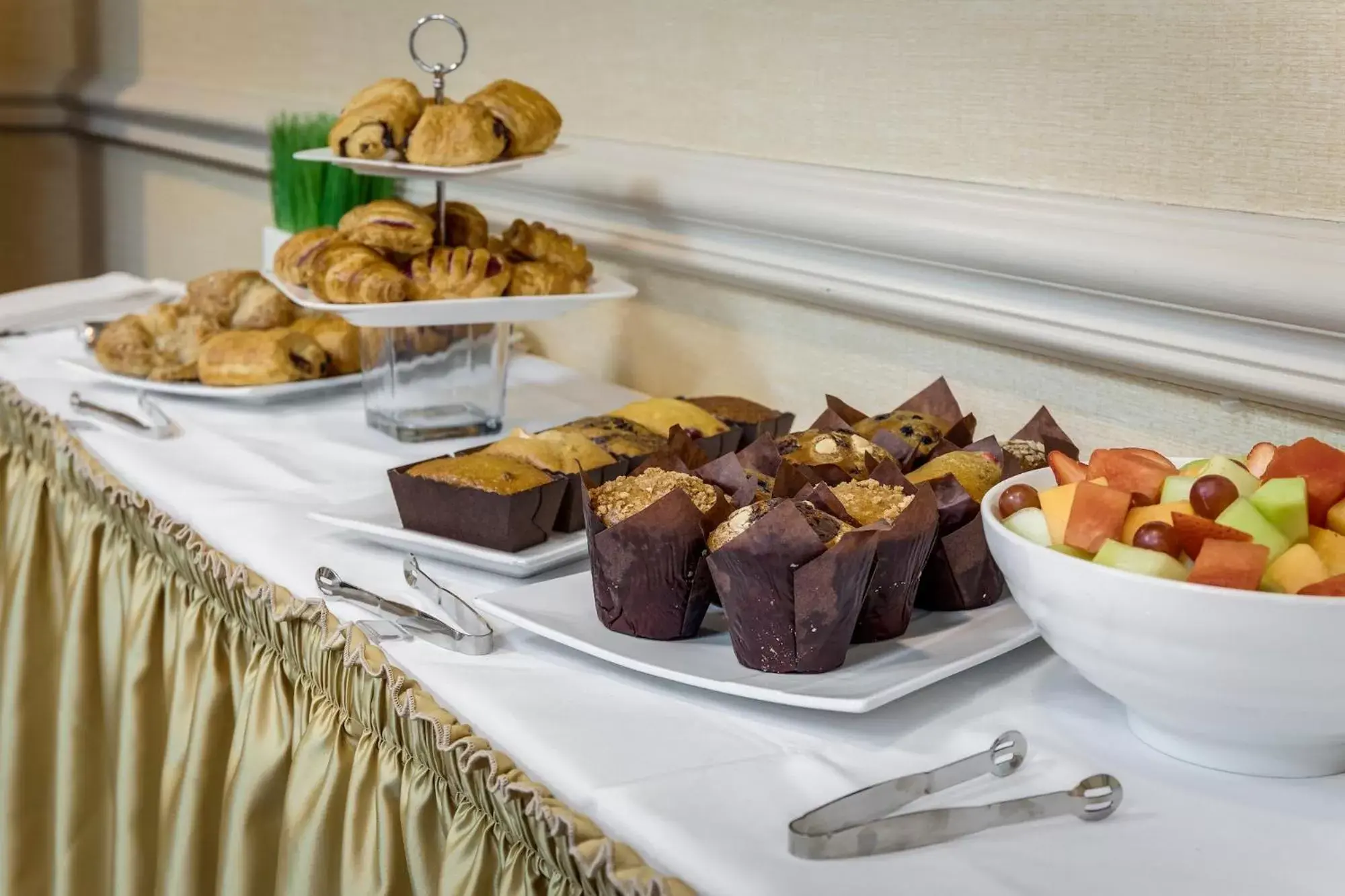 Breakfast in Monte Carlo Inn Airport Suites Breakfast in Monte Carlo Inn Airport Suites