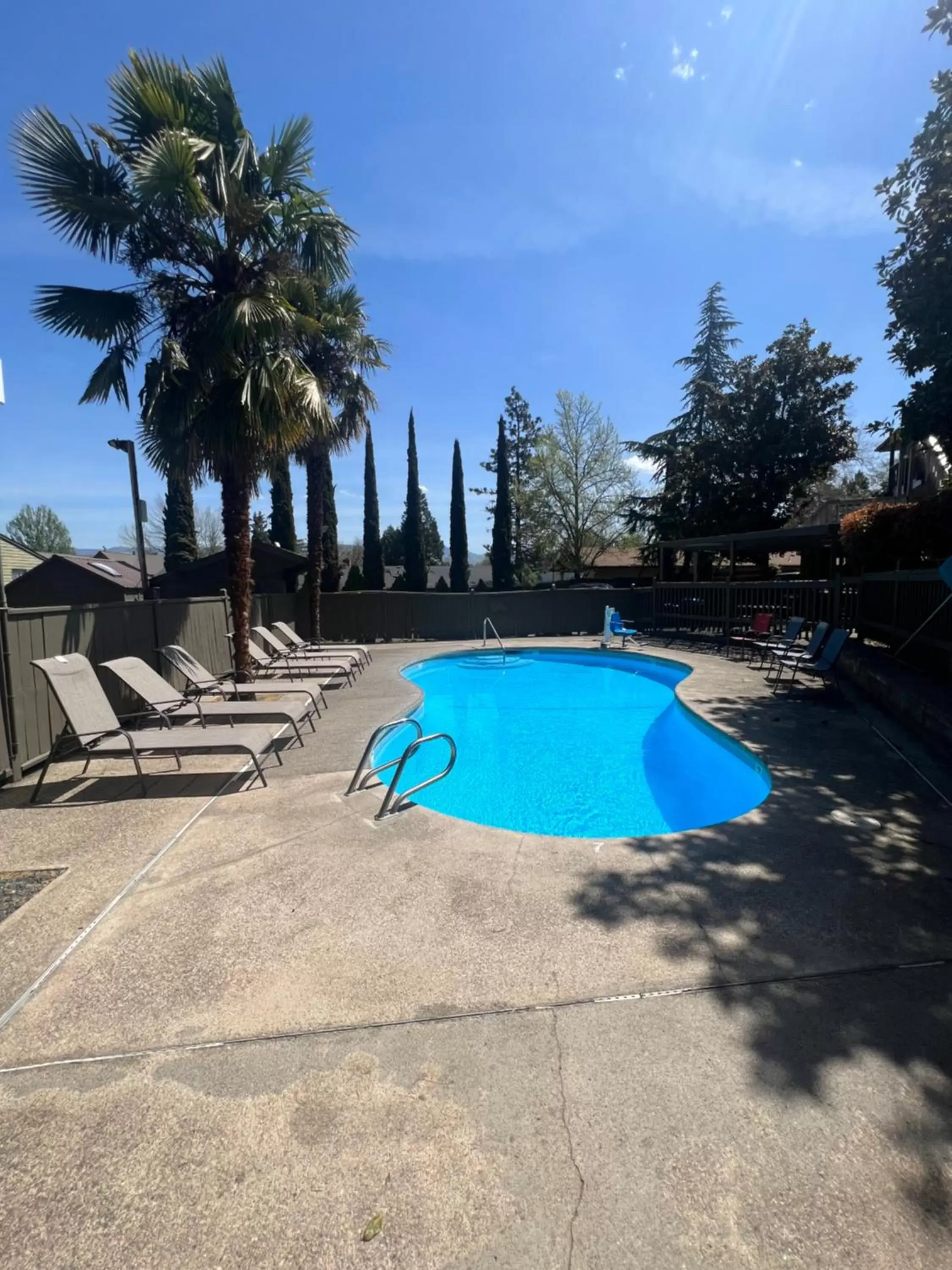 Swimming Pool in Cedarwood Inn