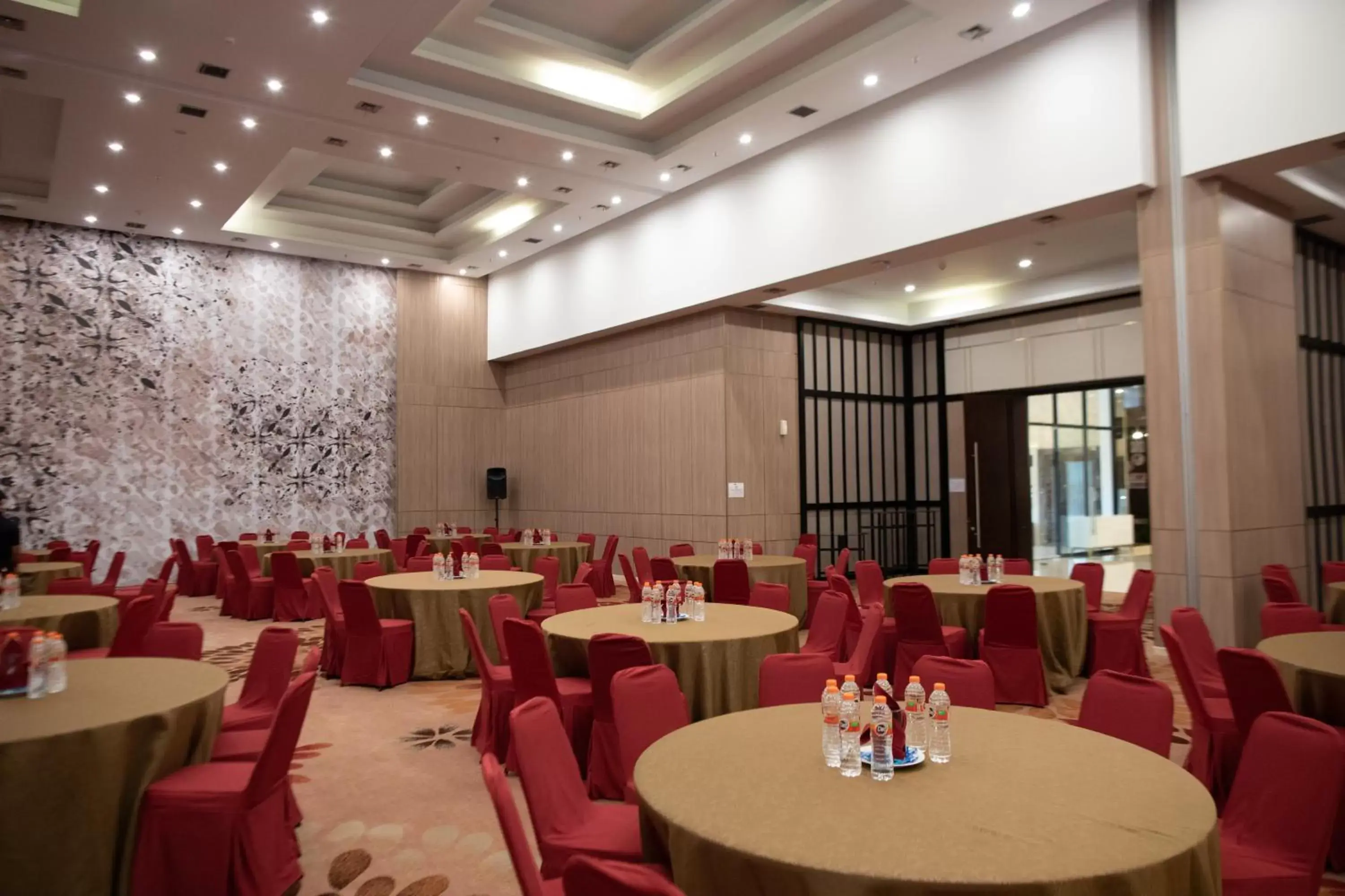 Meeting/conference room, Restaurant/Places to Eat in Bigland Hotel Bogor