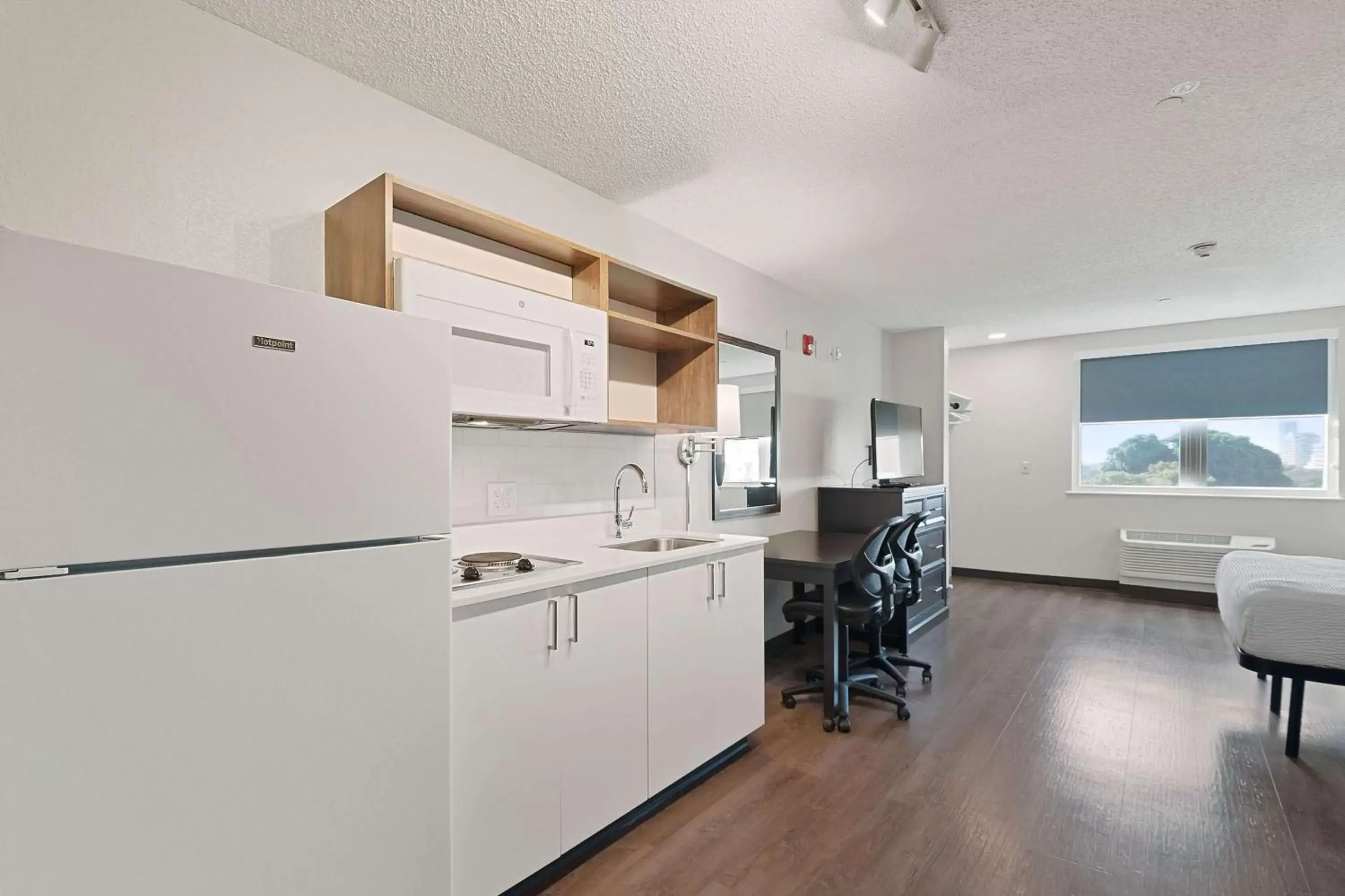 Bedroom, Kitchen/Kitchenette in Extended Stay America Premier Suites - Miami - Coral Gables
